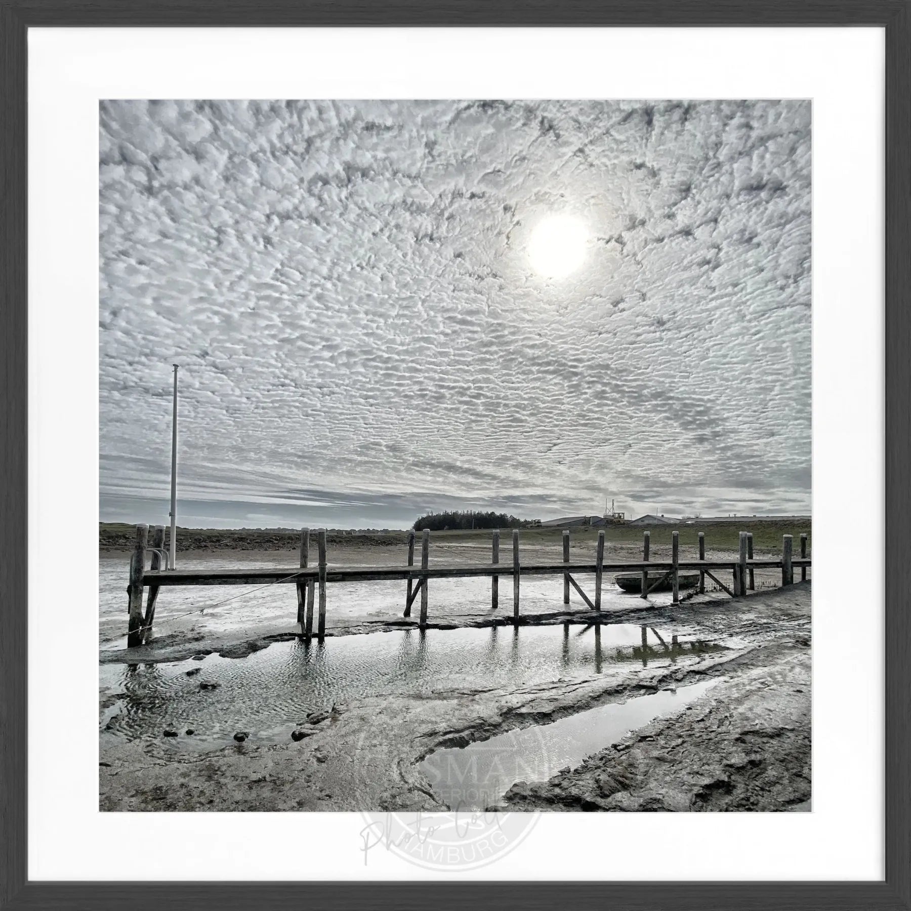 Schwarz-weiß Poster mit Rahmen von Cosman-Photocollection, zeigt den Hafen Rantum auf Sylt mit Steg, quadratisch 55x55cm.