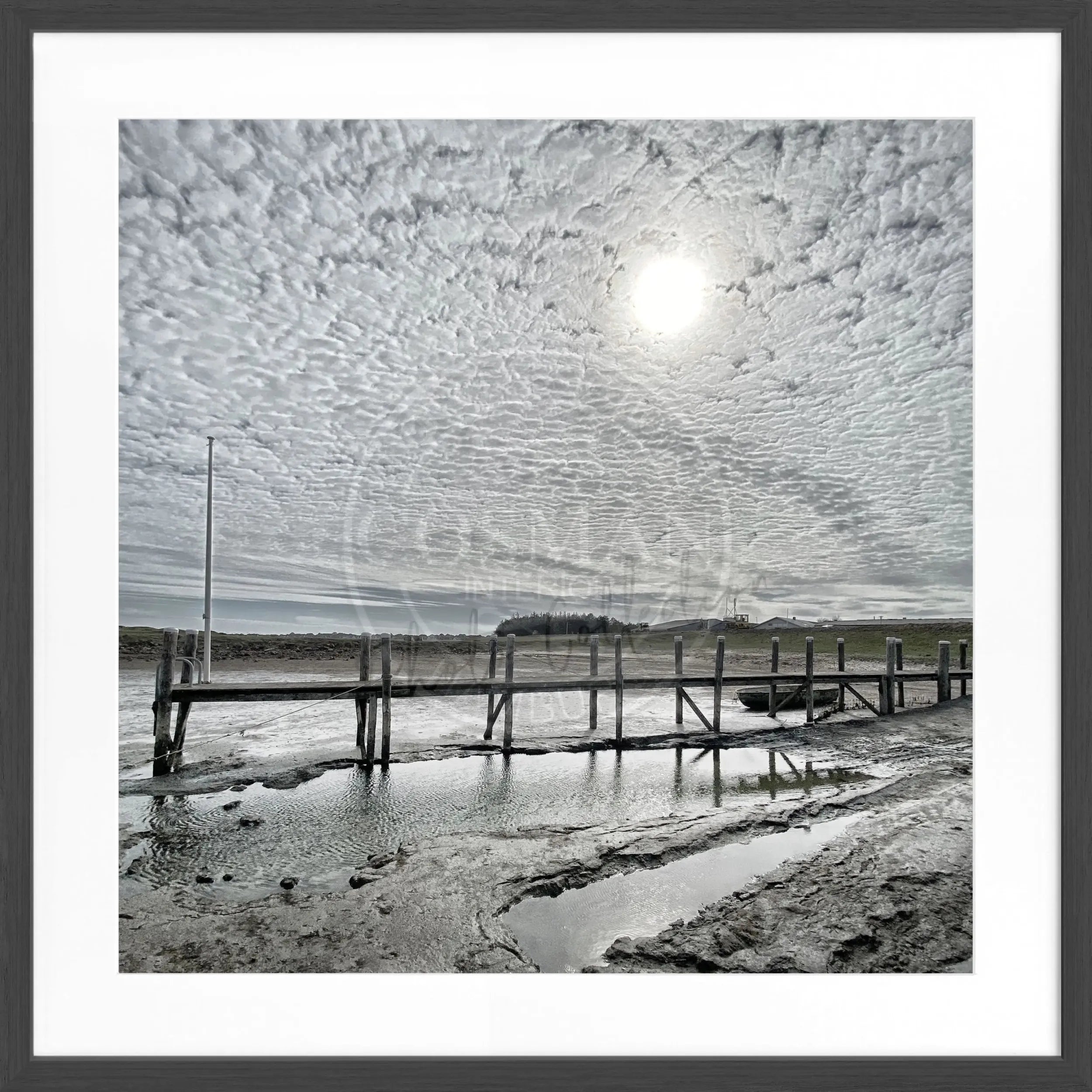 Schwarz-weiß Poster mit Rahmen von Cosman-Photocollection, zeigt den Hafen Rantum auf Sylt mit Steg, quadratisch 55x55cm.