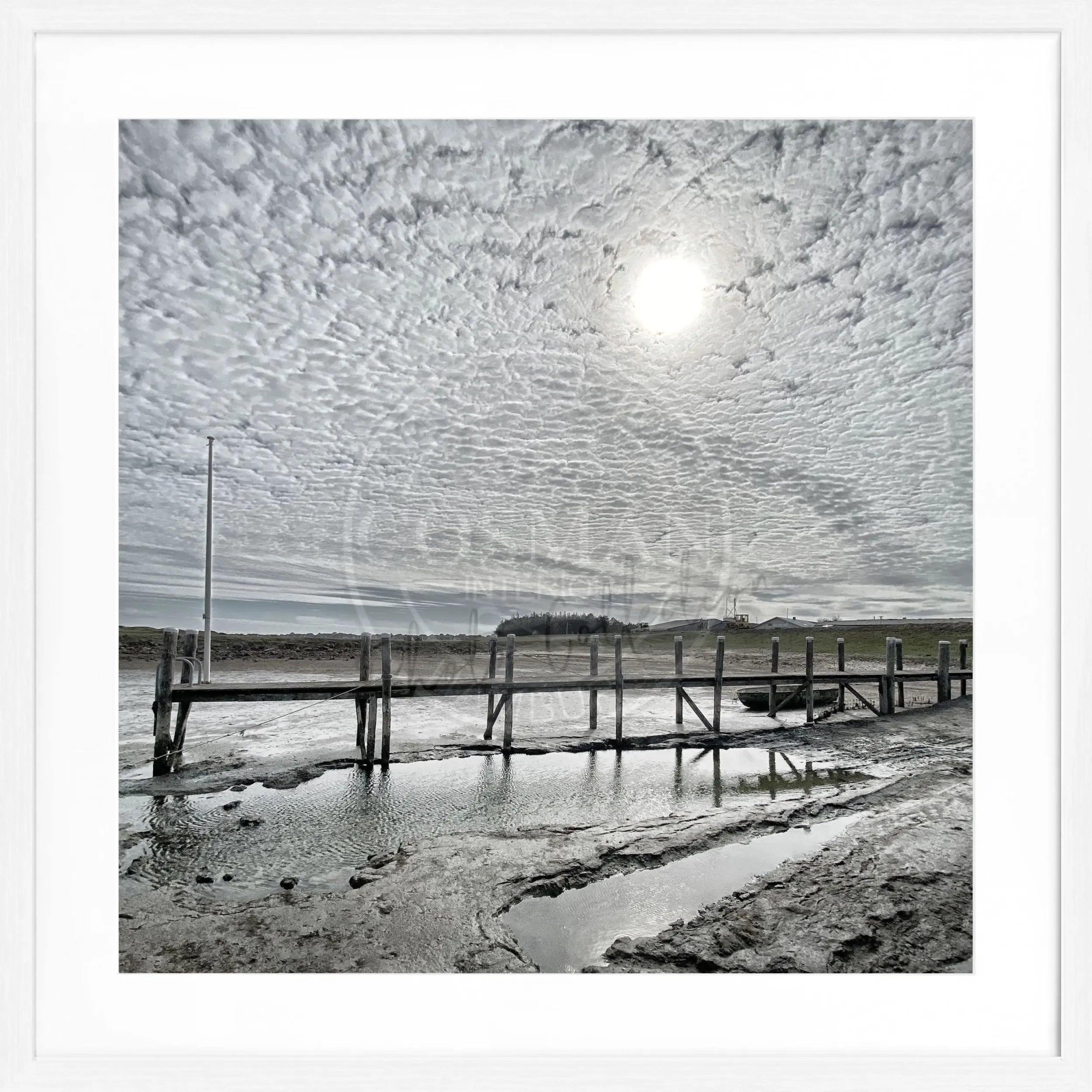 Schwarz-weiß Poster mit Rahmen von Cosman-Photocollection, zeigt den Hafen Rantum in Sylt mit Steg, quadratisch 55x55 cm.