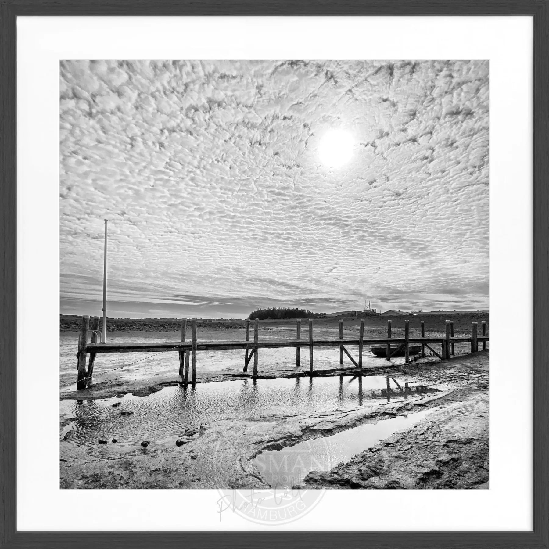 Schwarz-weiß Poster vom Hafen Rantum auf Sylt mit Rahmen, quadratisch, von Cosman-Photocollection, Motiv Steg, 55x55cm