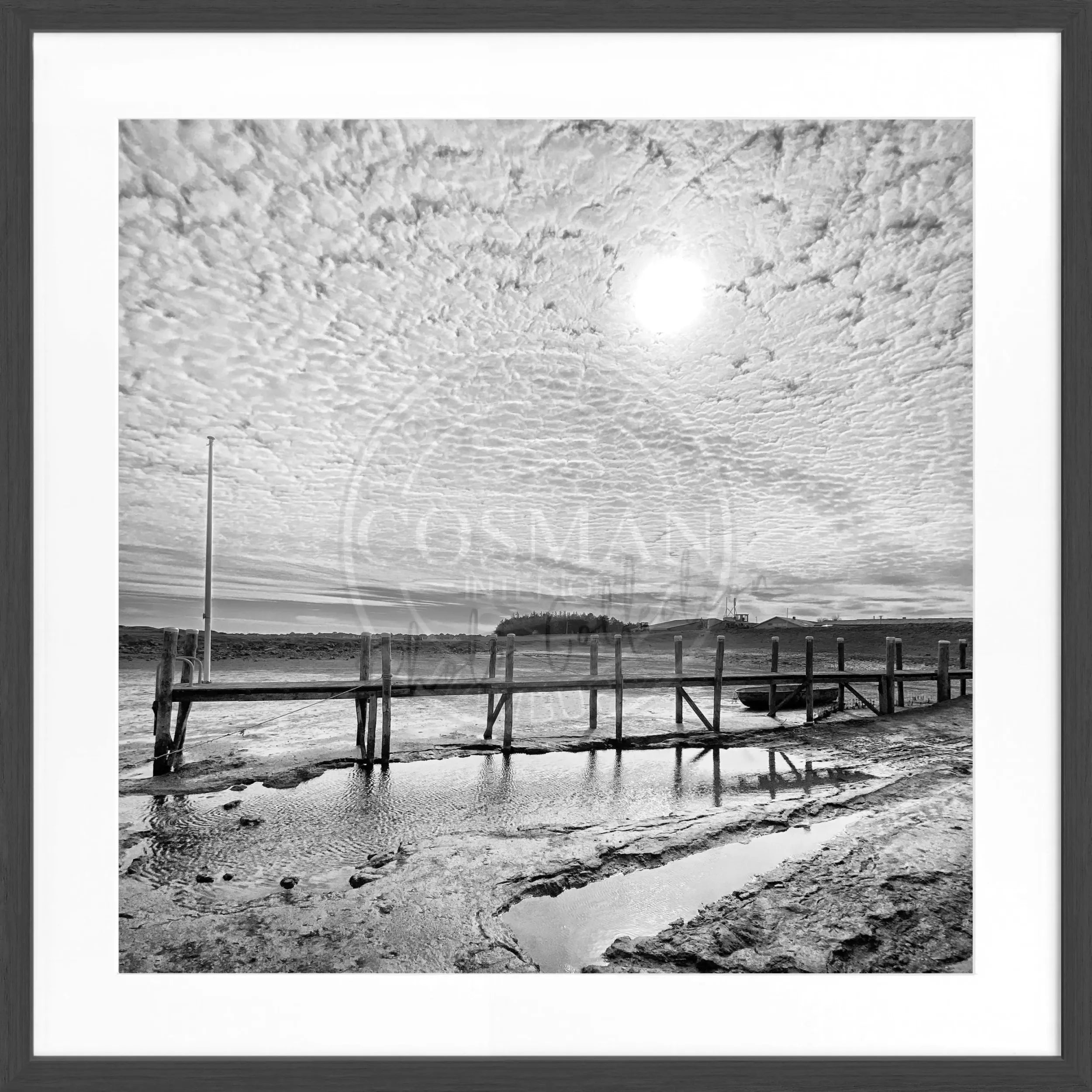 Schwarz-weiß Poster vom Hafen Rantum auf Sylt mit Rahmen, quadratisch, von Cosman-Photocollection, Motiv Steg, 55x55cm