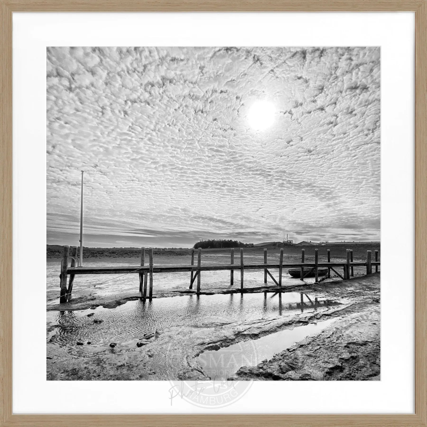 Schwarz-weiß Poster mit Rahmen von Cosman-Photocollection, zeigt den Hafen Rantum auf Sylt mit Steg, quadratisches Format 55x55 cm