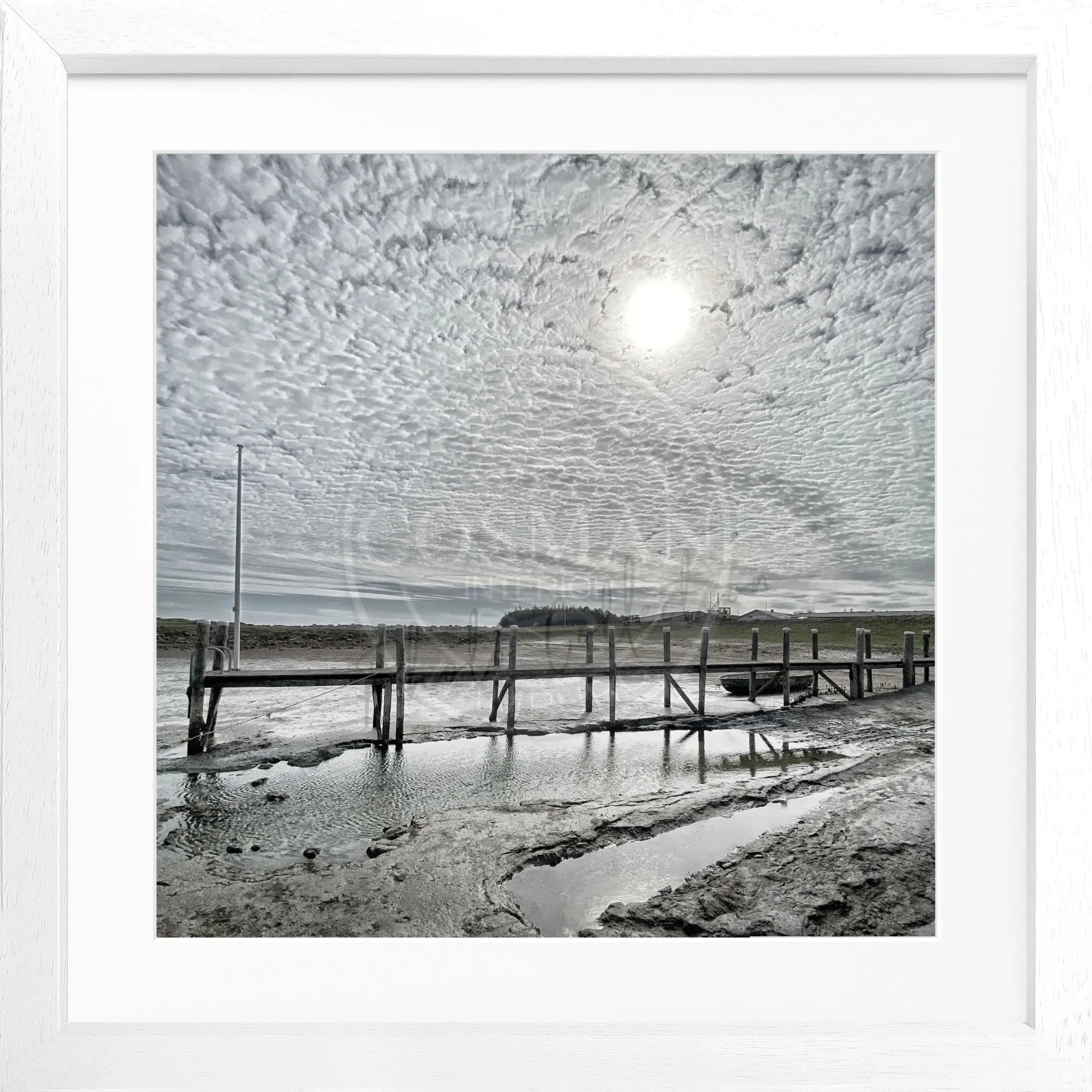 Schwarz-weiß Poster mit Rahmen, zeigt den Hafen Rantum auf Sylt, im quadratischen Format 55x55 cm von Cosman-Photocollection.
