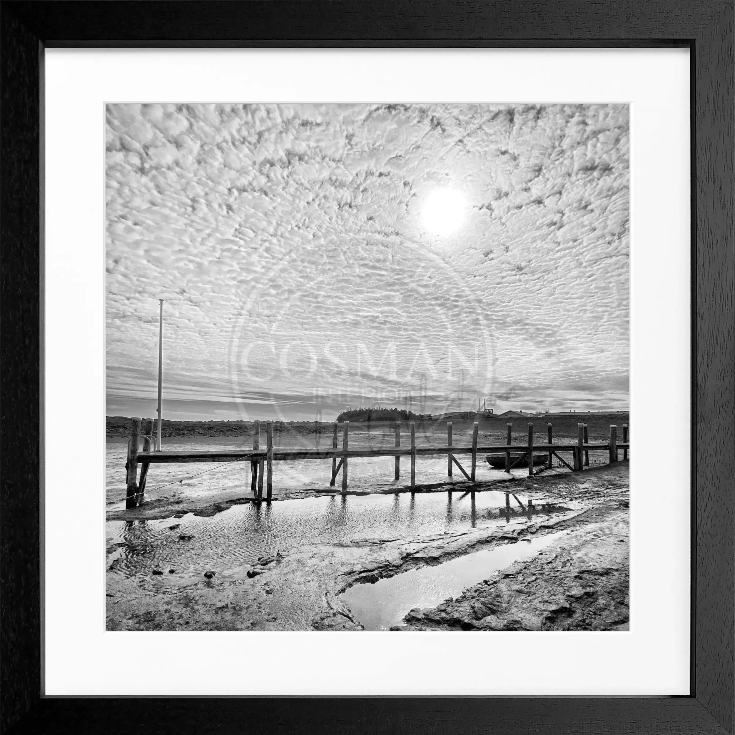 Schwarz-weiß Poster mit Rahmen, zeigt den Hafen Rantum auf Sylt mit Steg, von Cosman-Photocollection, quadratisch 55x55cm