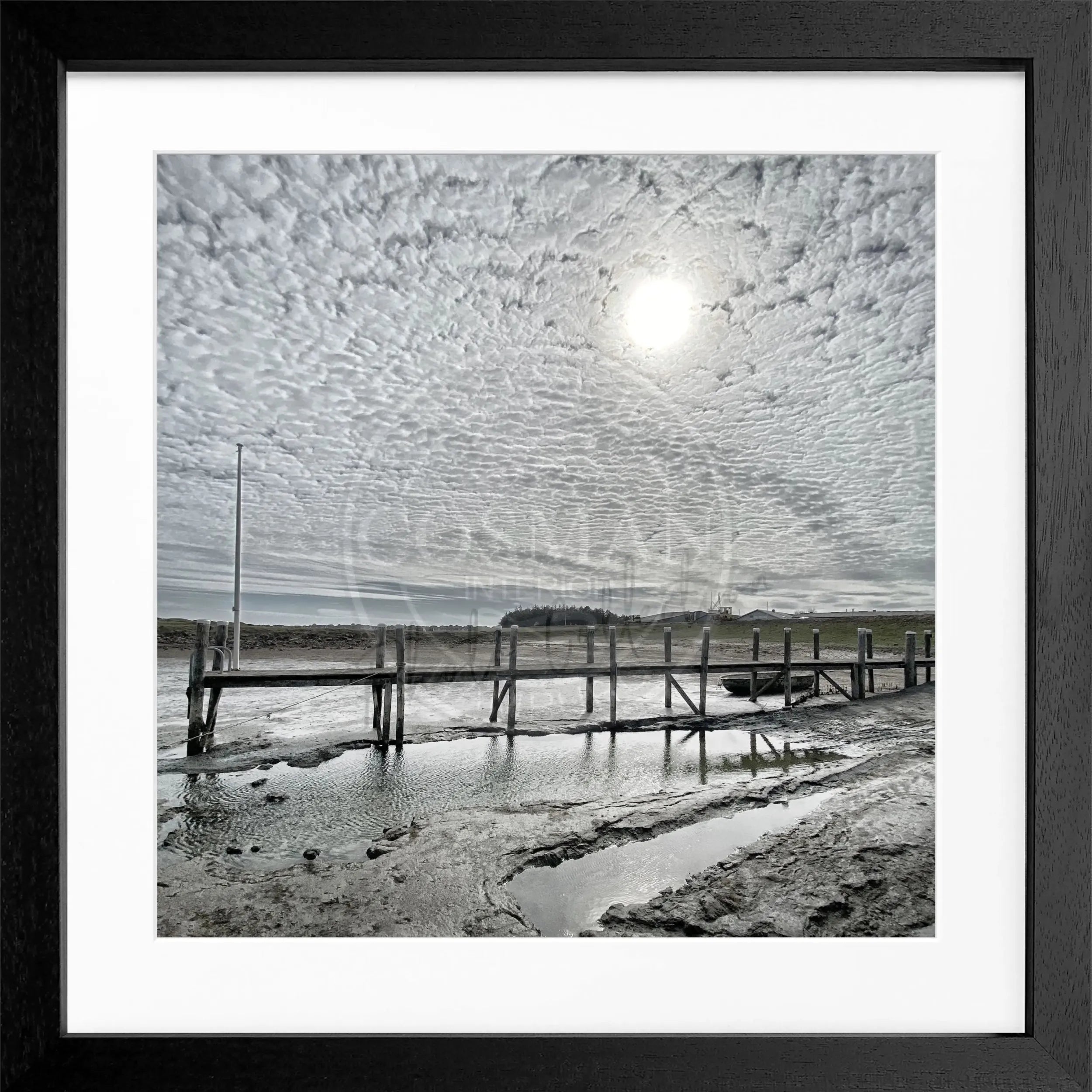 Schwarz-weiß Poster mit Rahmen von Cosman-Photocollection, zeigt den Hafen Rantum auf Sylt mit Steg, quadratisch 55x55 cm