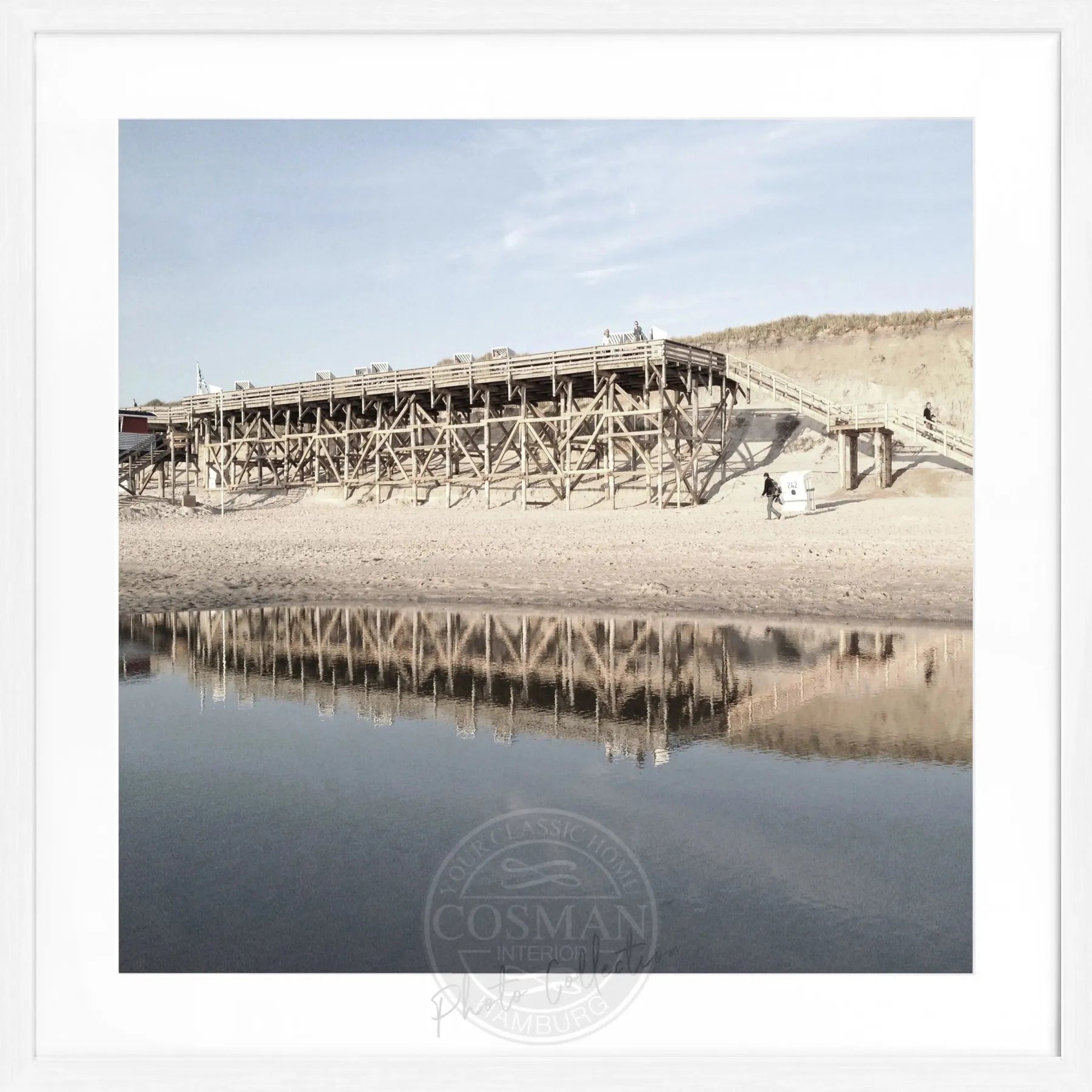 Schwarz-weiß Poster mit weißem Rahmen, zeigt den Strand Kampen auf Sylt, von Cosman-Photocollection, 55x55 cm.