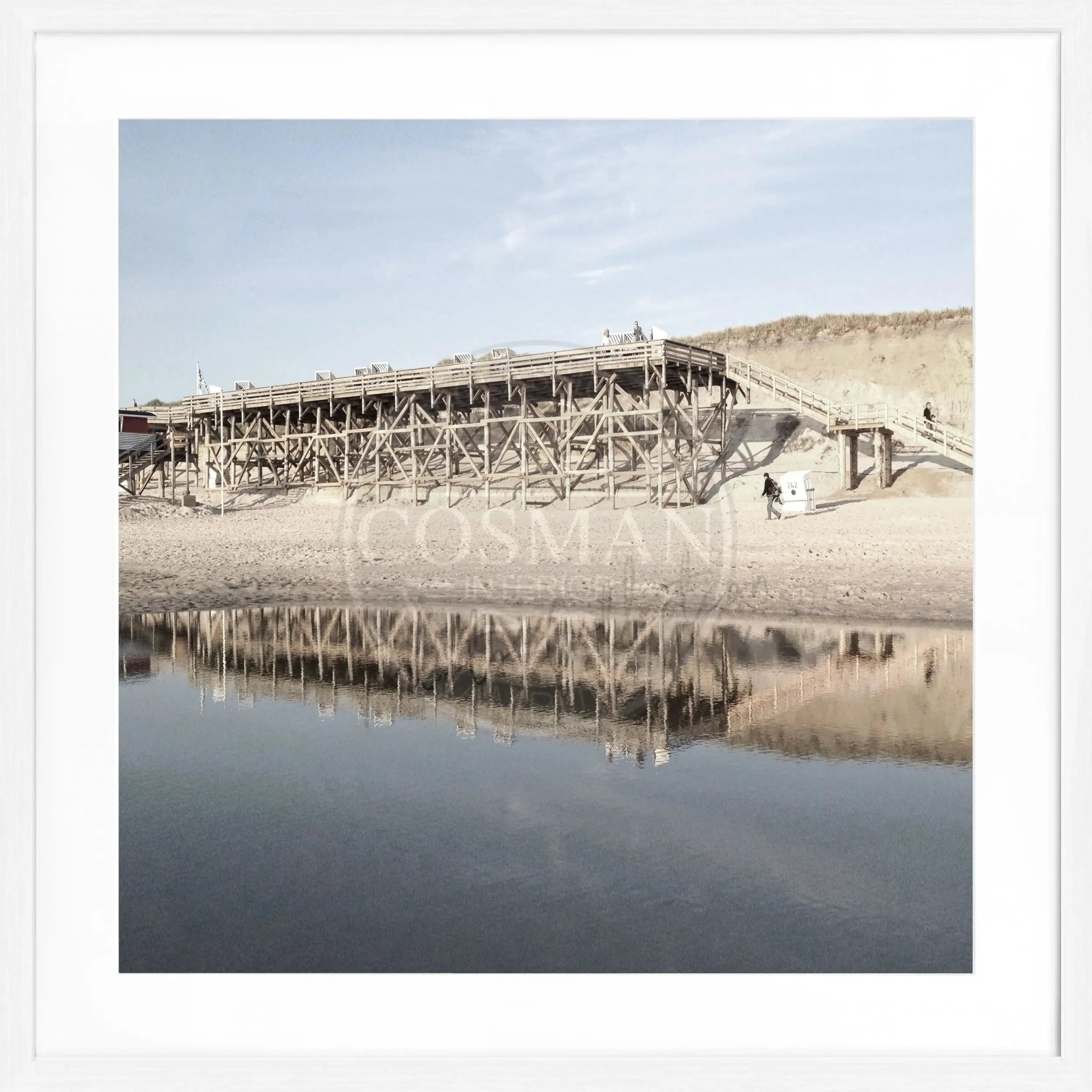 Schwarz-weiß Poster mit weißem Rahmen, zeigt den Strand Kampen auf Sylt, von Cosman-Photocollection, 55x55 cm.