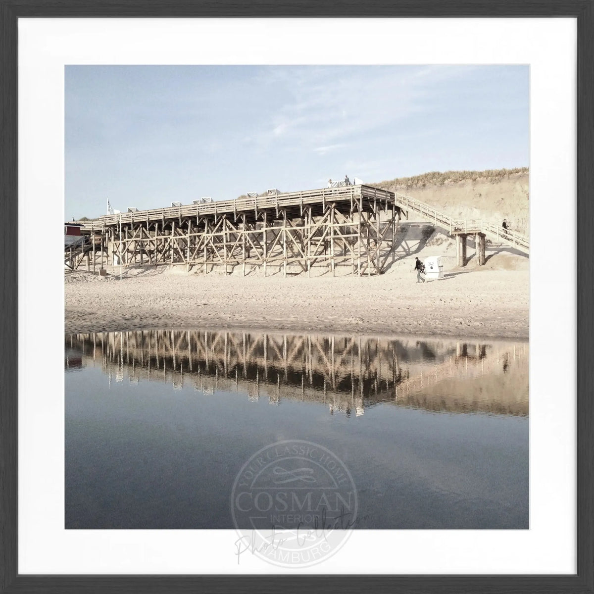 Schwarz-weiß Poster mit Rahmen, zeigt den Strand Kampen auf Sylt, von Cosman-Photocollection, quadratisch 55x55cm.