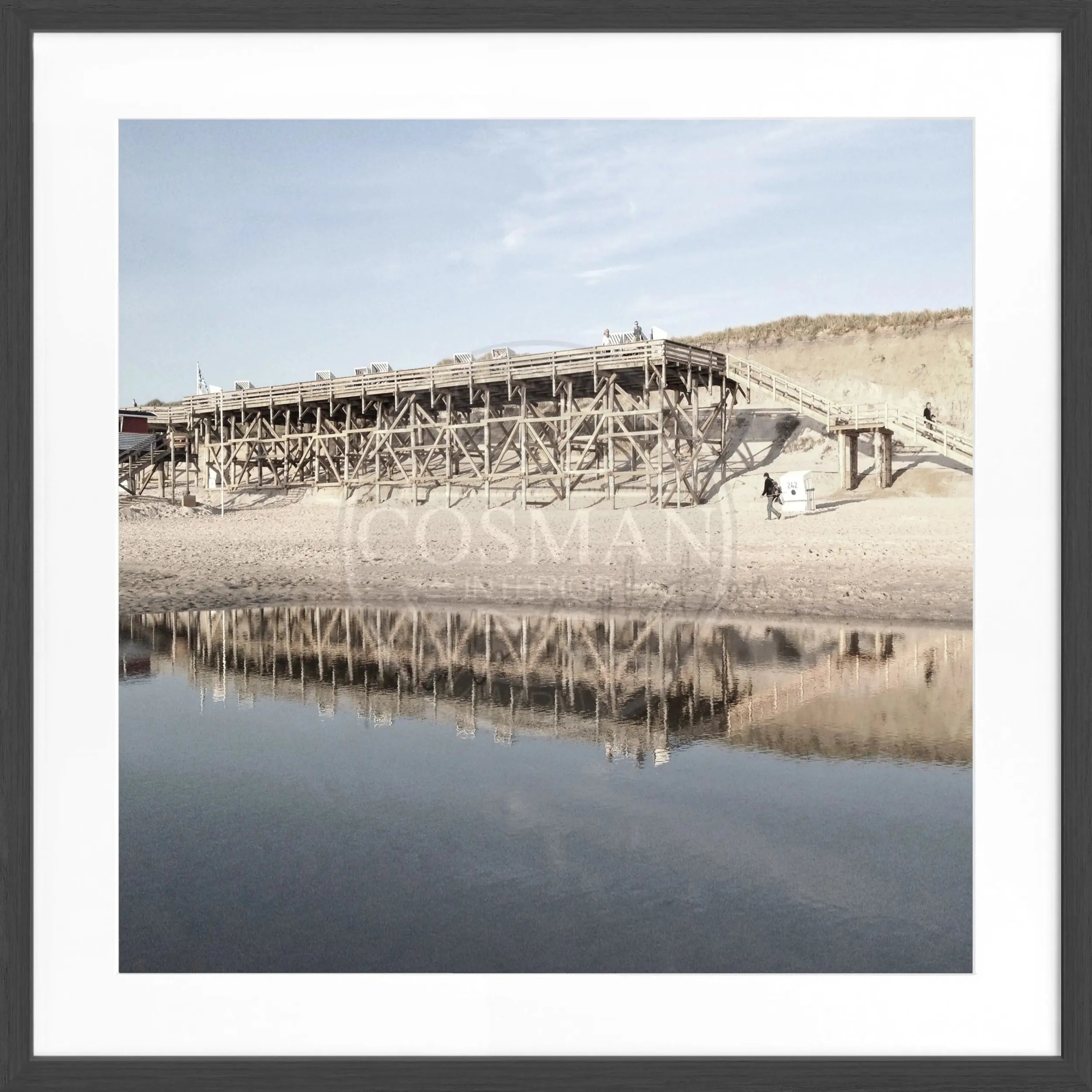 Schwarz-weiß Poster mit Rahmen, zeigt den Strand Kampen auf Sylt, von Cosman-Photocollection, quadratisch 55x55cm.