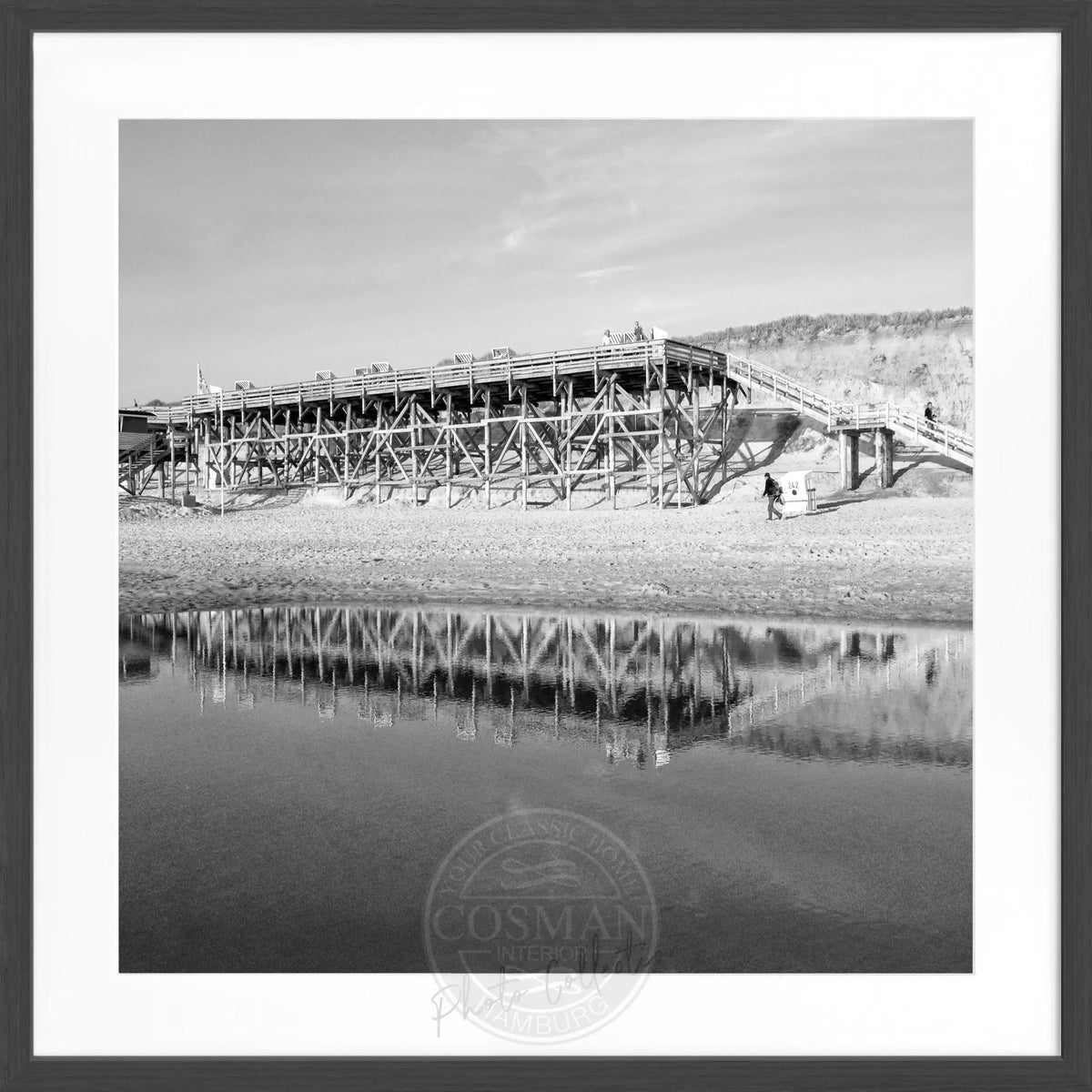 Schwarz-weiß Poster mit Rahmen, Motiv vom Strand Kampen auf Sylt, von Cosman-Photocollection, 55x55cm quadratisch.