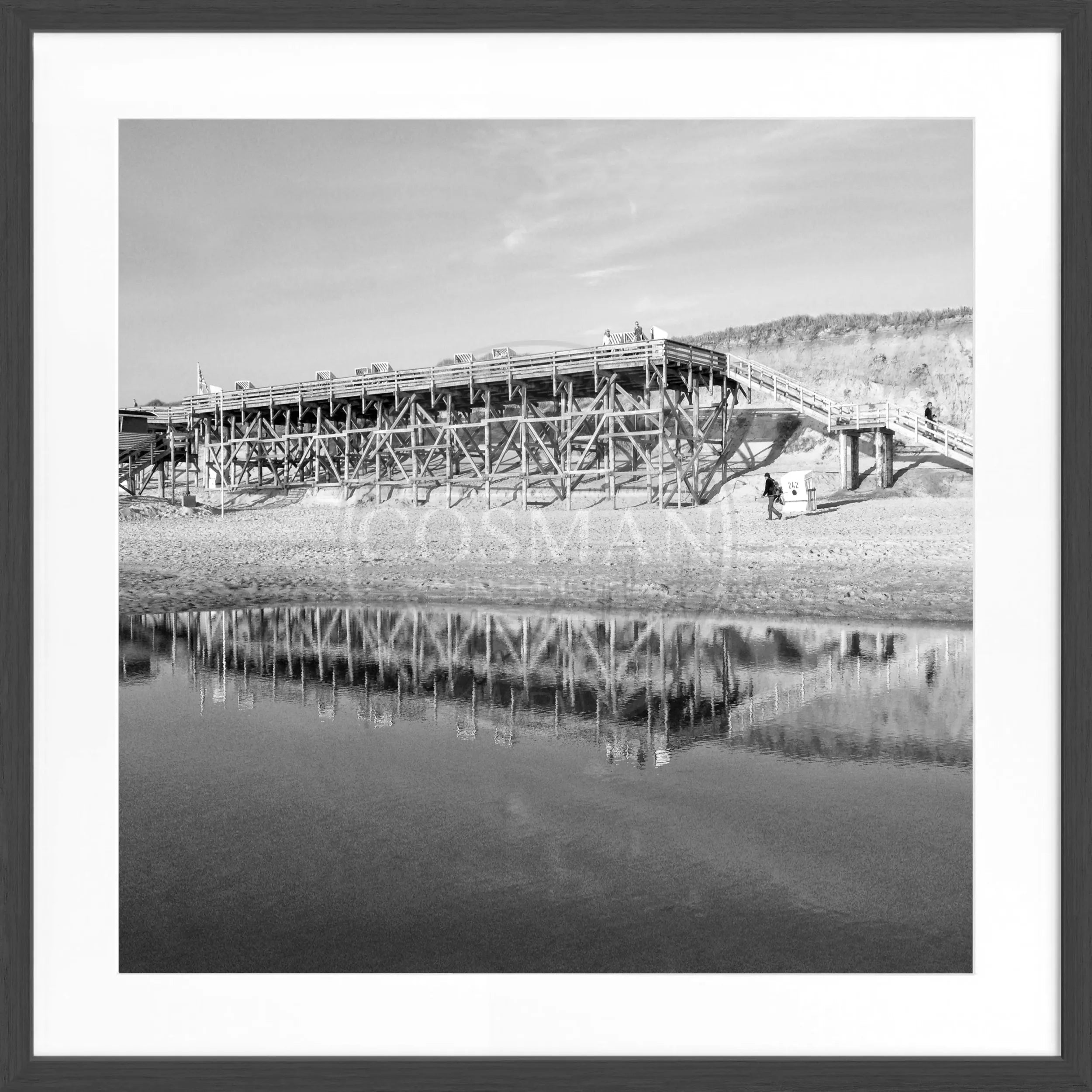 Schwarz-weiß Poster mit Rahmen, Motiv vom Strand Kampen auf Sylt, von Cosman-Photocollection, 55x55cm quadratisch.