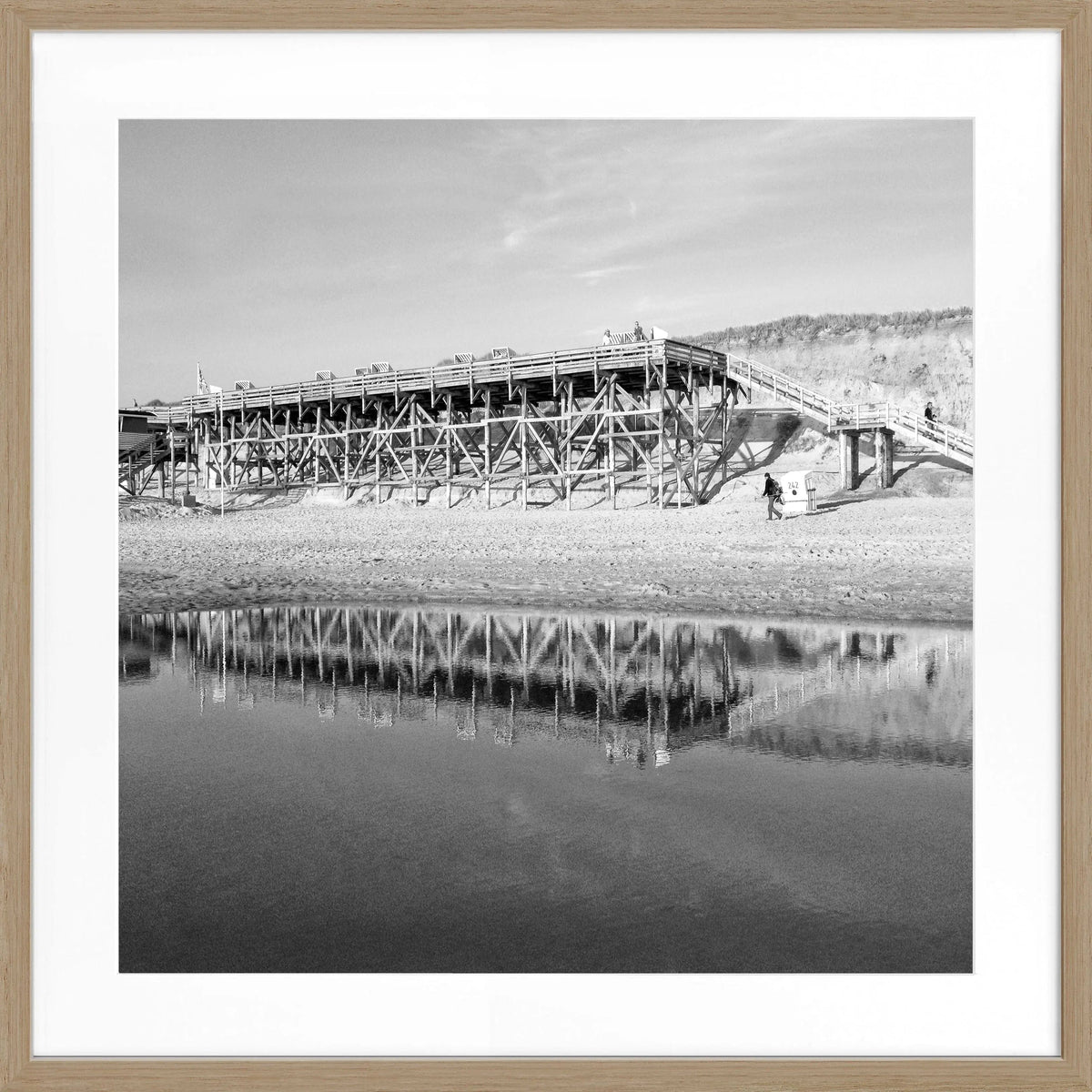 Schwarz-weiß Poster mit Rahmen von Cosman-Photocollection, Motiv vom Strand Kampen auf Sylt, quadratisch 55x55 cm.