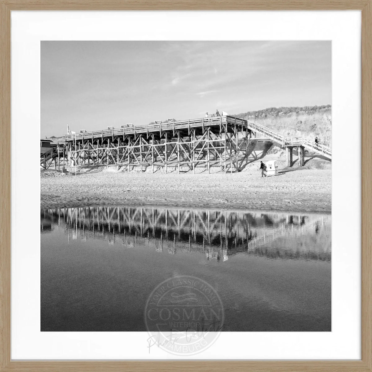 Schwarz-weiß Poster mit Rahmen von Cosman-Photocollection, Motiv vom Strand Kampen auf Sylt, quadratisch 55x55 cm.
