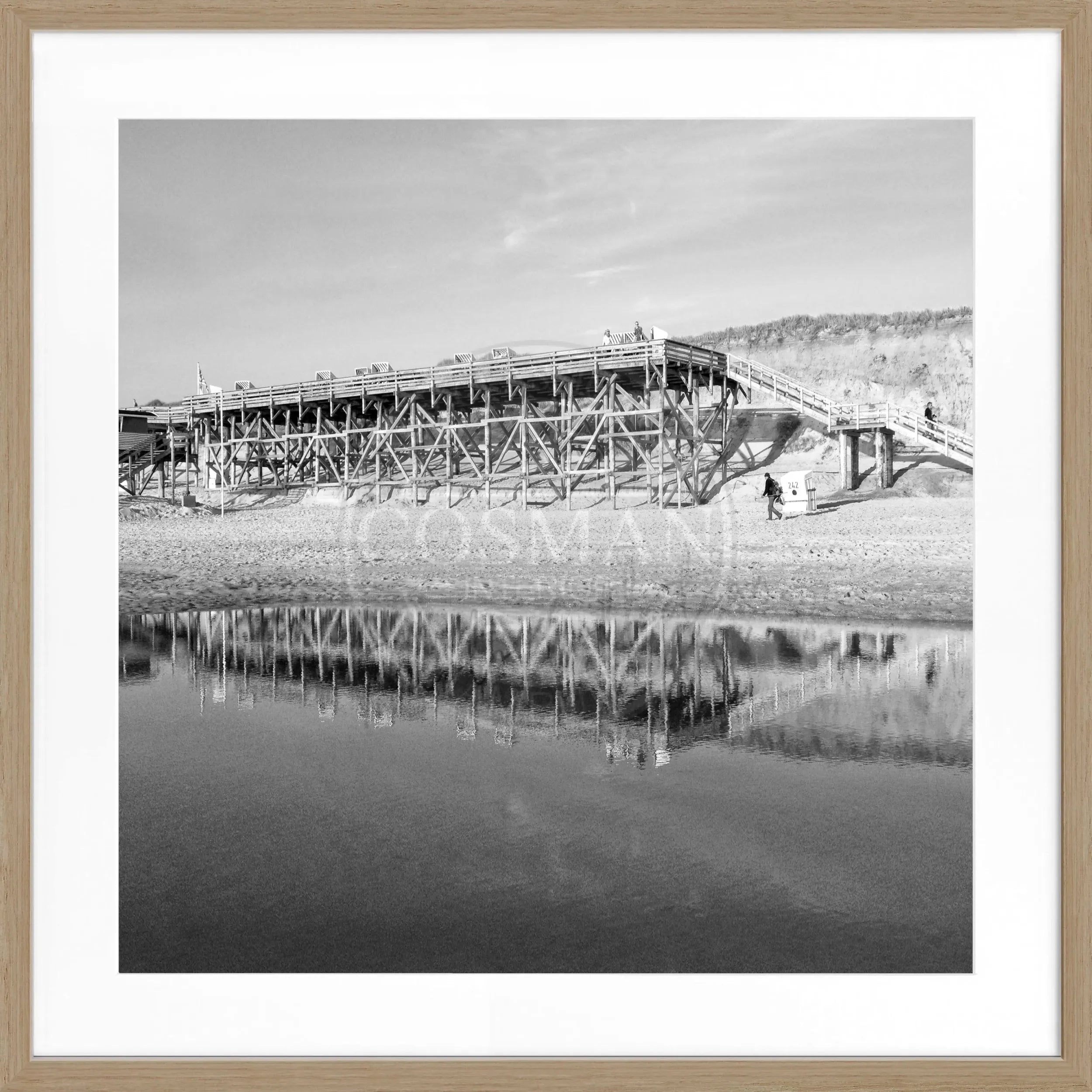 Schwarz-weiß Poster mit Rahmen von Cosman-Photocollection, Motiv vom Strand Kampen auf Sylt, quadratisch 55x55 cm.