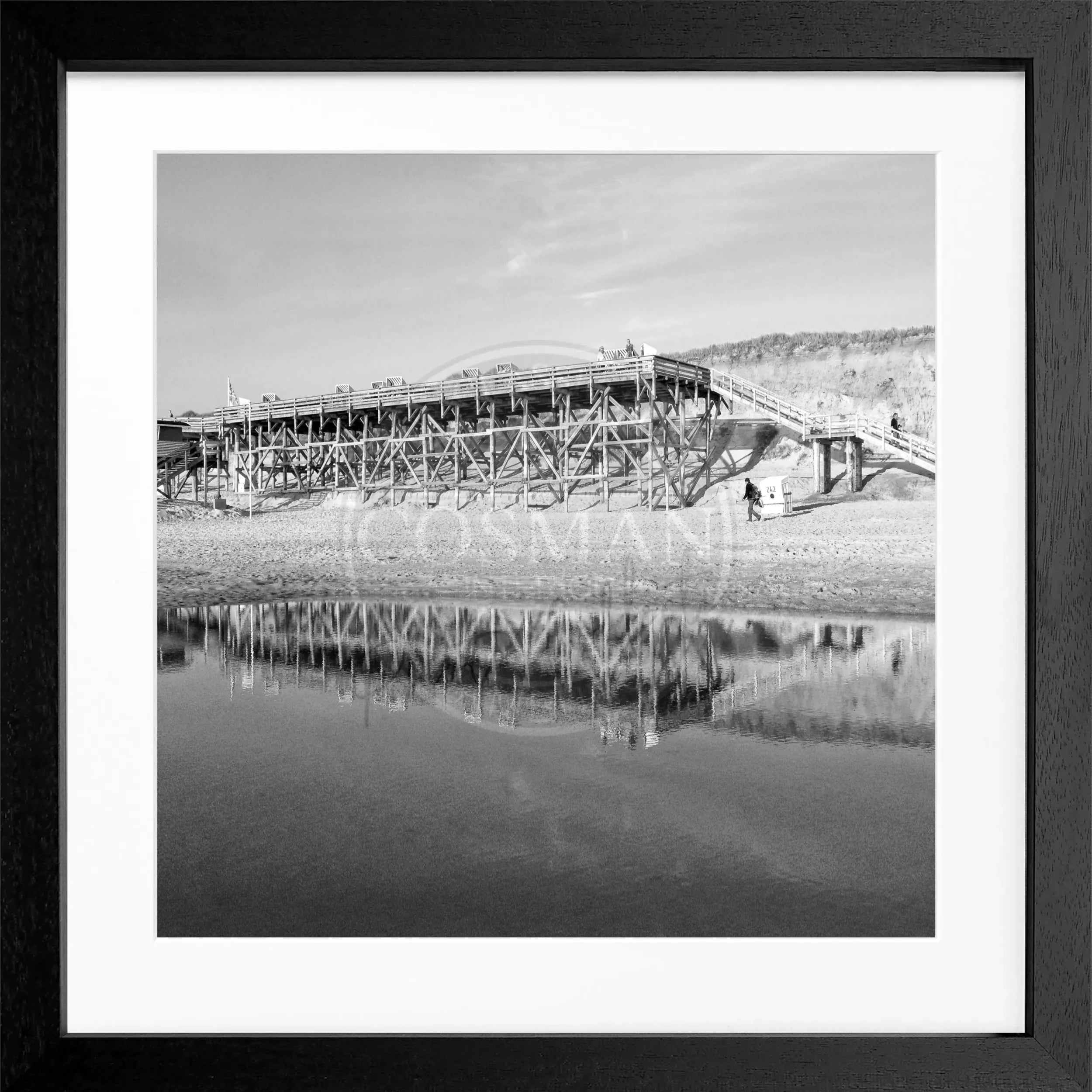 Schwarz-weiß Poster mit Rahmen, zeigt den Strand Kampen auf Sylt, von Cosman-Photocollection, quadratisch 55x55cm