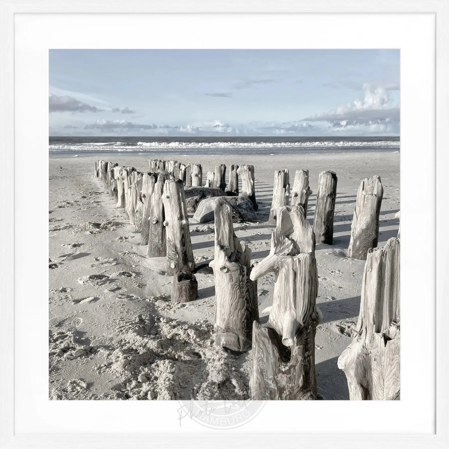 Schwarz-weißer Poster mit Rahmen von Cosman-Photocollection, Motiv vom Strand Sylt, quadratisch, 55x55 cm.