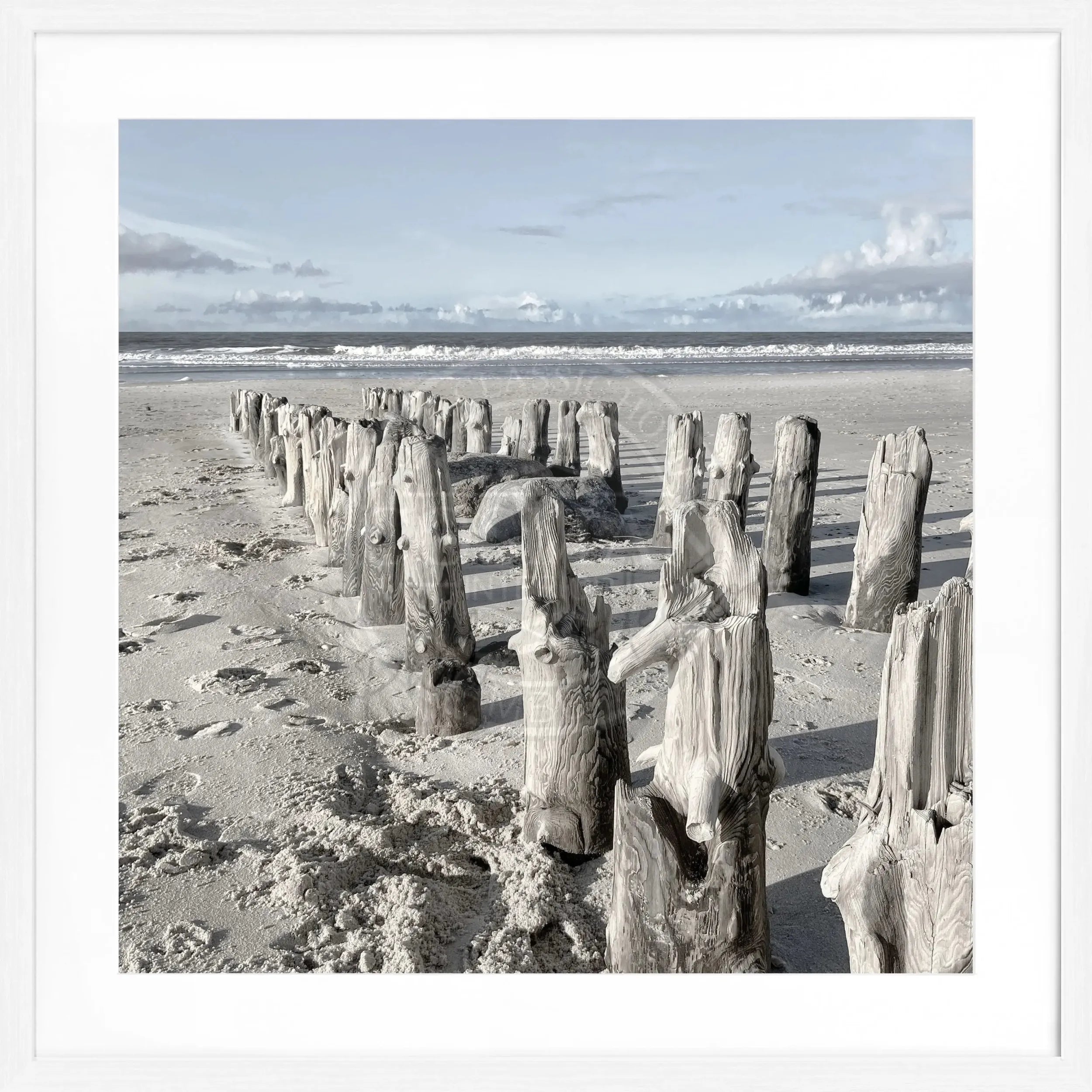 Schwarz-weißer Poster mit Rahmen von Cosman-Photocollection, Motiv vom Strand Sylt, quadratisch, 55x55 cm.