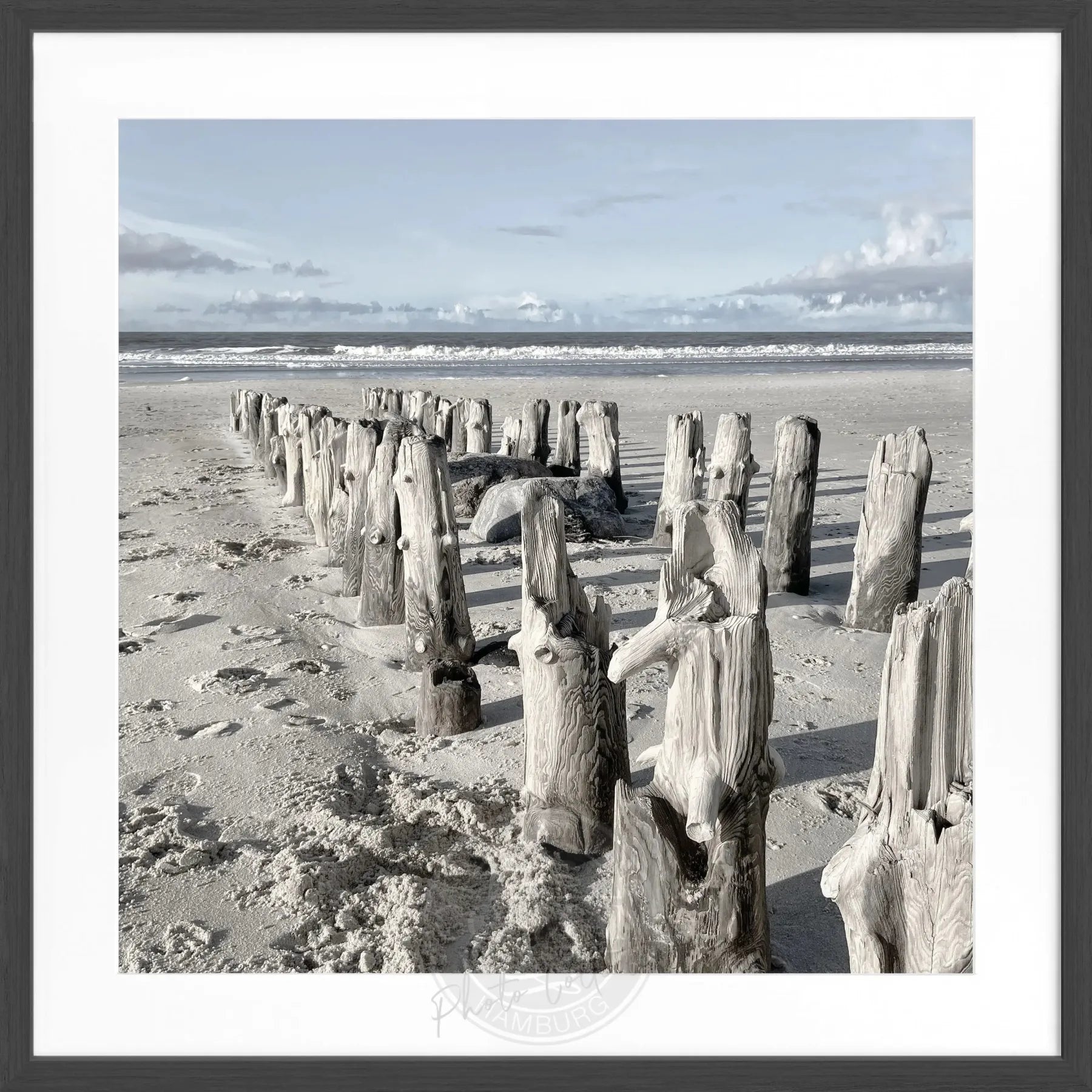Schwarz-weiß Poster mit Rahmen von Cosman-Photocollection, Motiv vom Strand Sylt, quadratisch, 55x55cm, modern und stilvoll