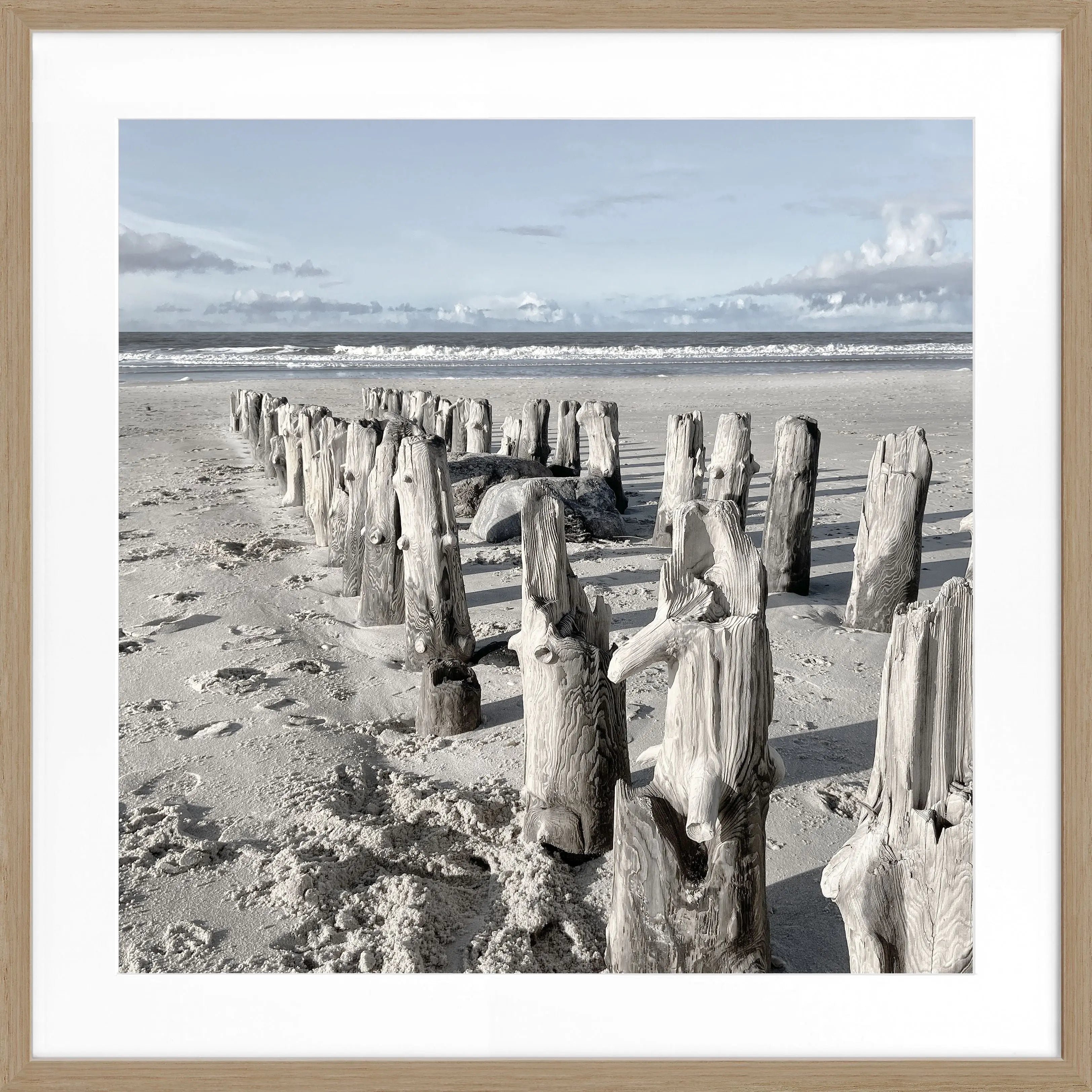 Schwarz-weiß Poster mit Rahmen, zeigt das Strandmotiv von Sylt aus der Cosman-Photocollection, quadratisch 55x55 cm
