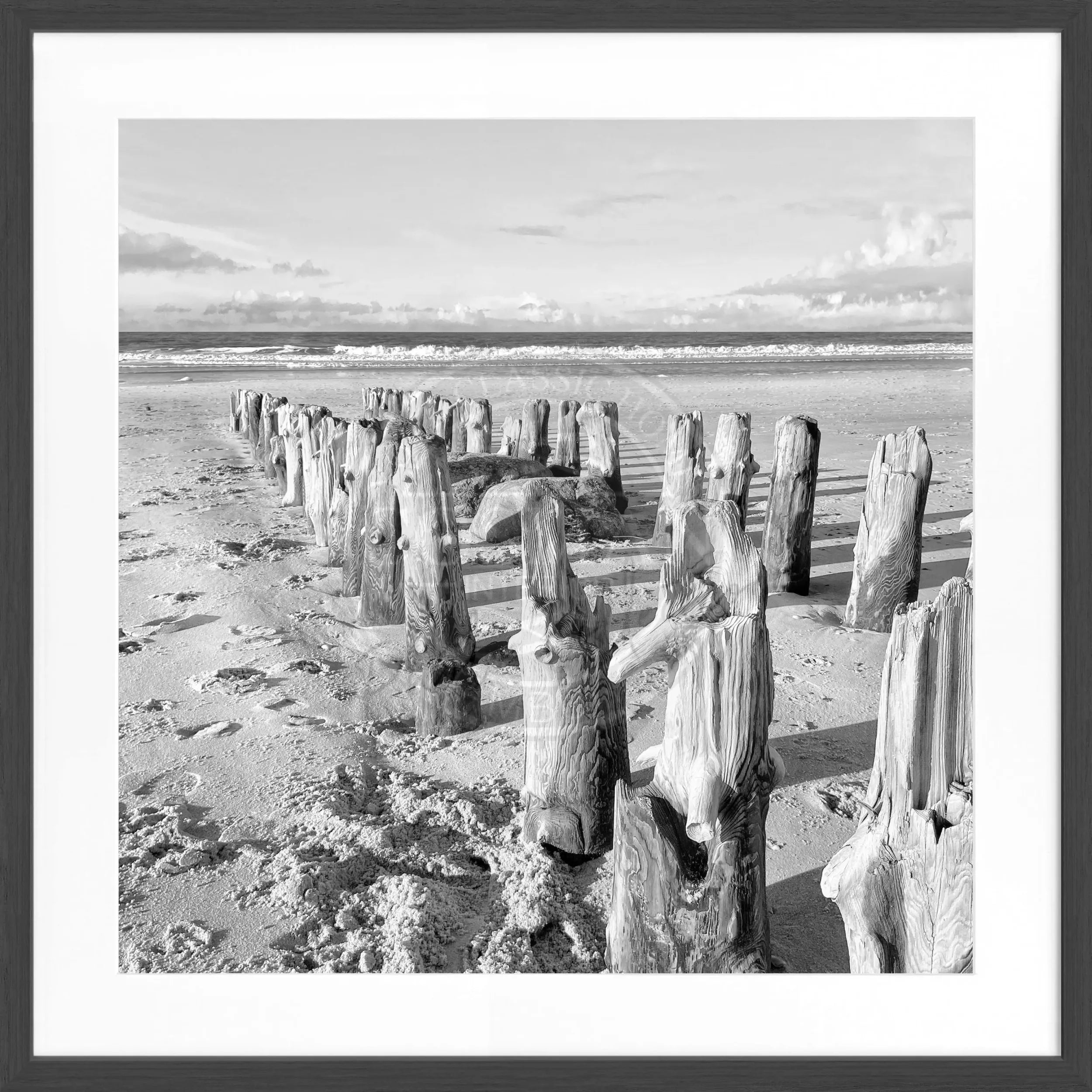 Schwarz-weiß Poster mit Rahmen von Sylt Strand, quadratisch 55x55cm, von Cosman-Photocollection, moderne Bilderwanddekoration