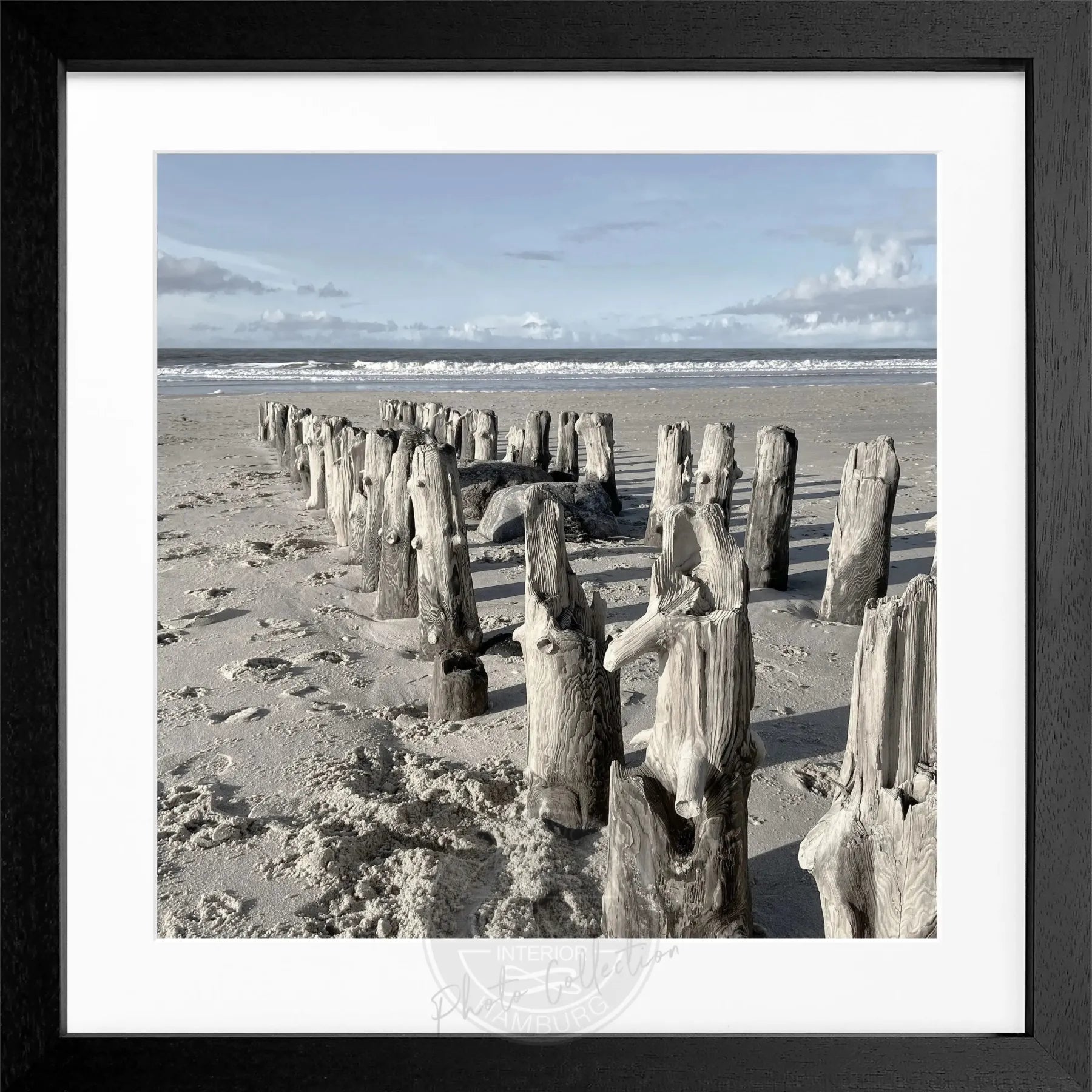 Schwarz-weiß Poster mit Rahmen von Cosman-Photocollection, Motiv vom Strand auf Sylt, quadratisch, 55x55 cm