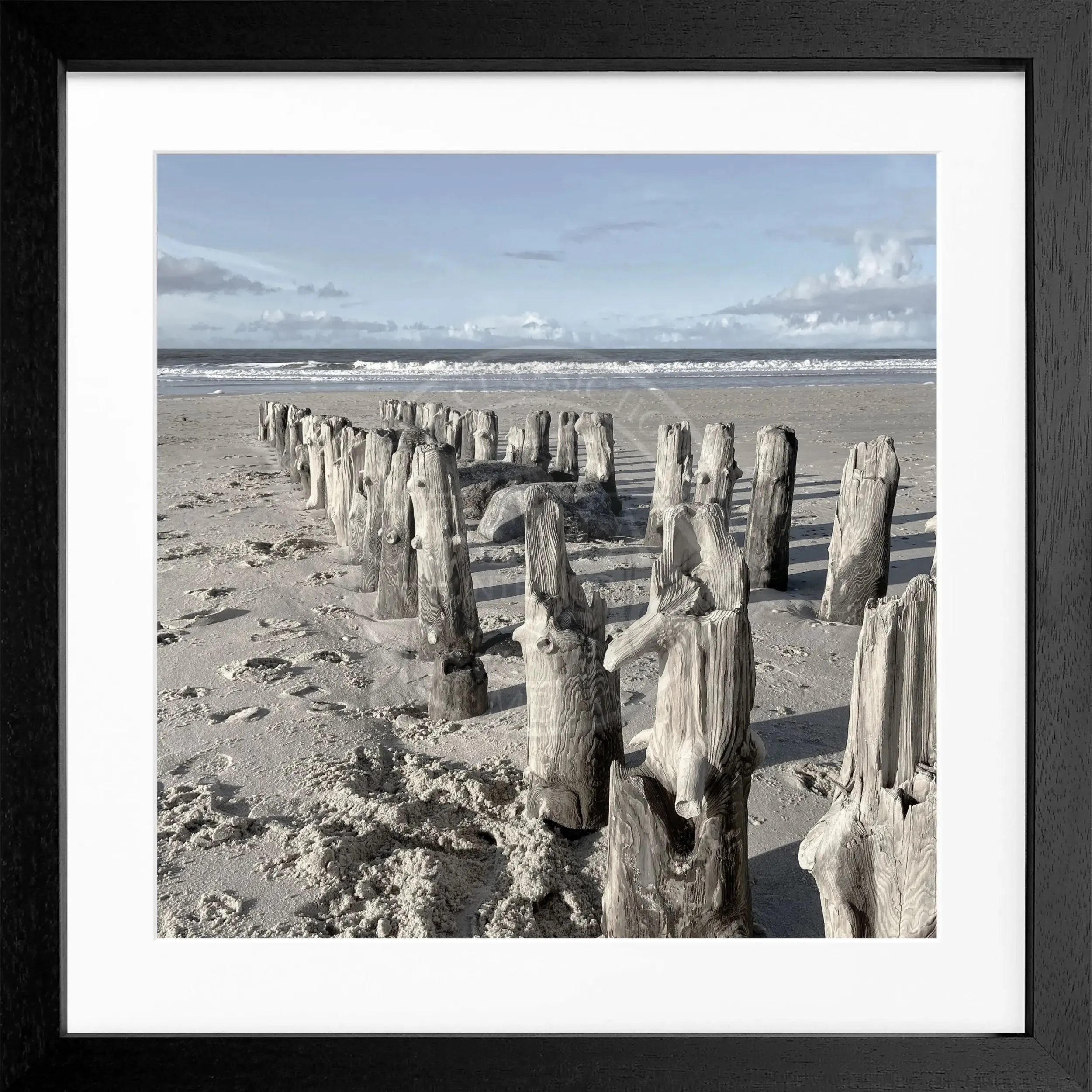 Schwarz-weiß Poster mit Rahmen von Cosman-Photocollection, Motiv vom Strand auf Sylt, quadratisch, 55x55 cm