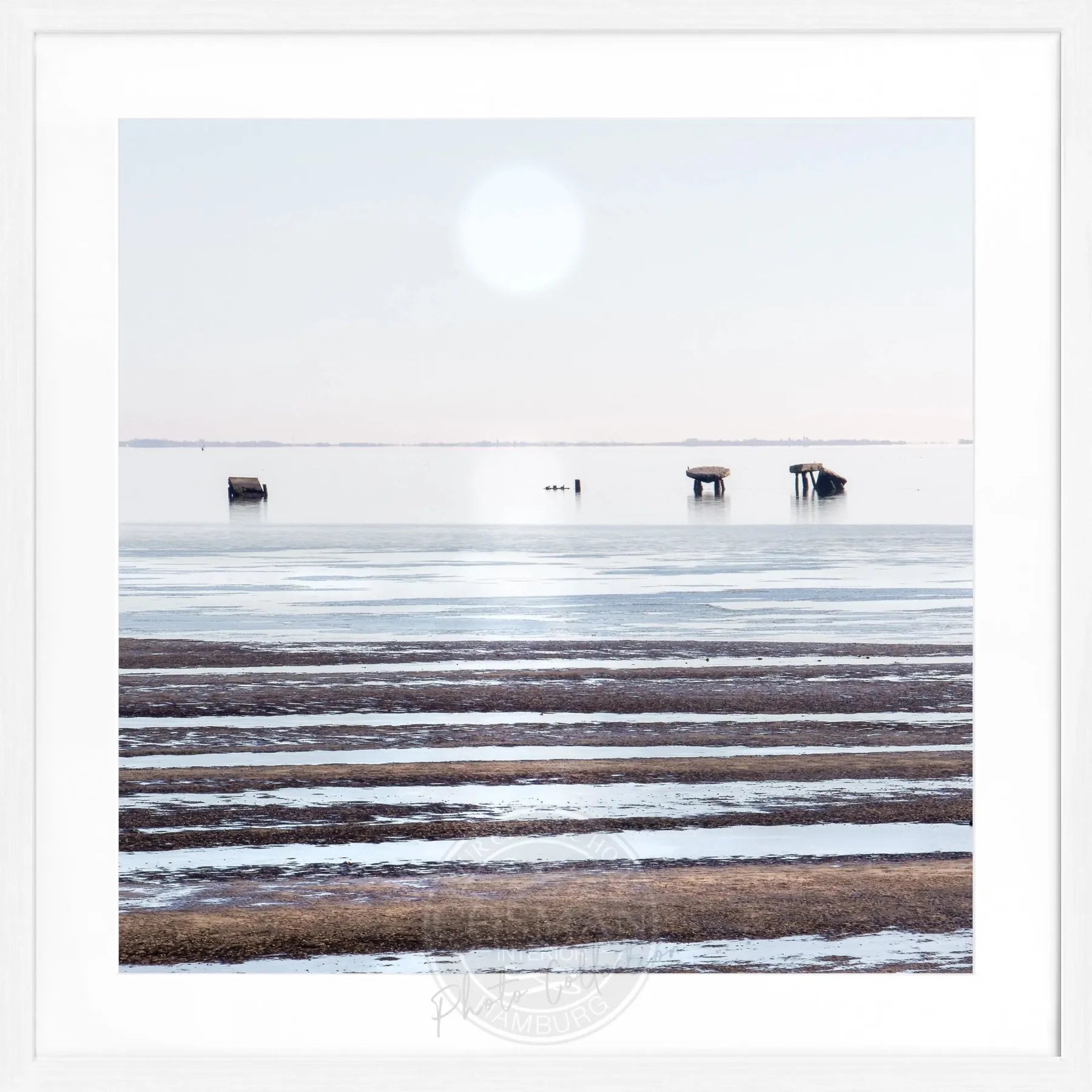 Schwarz-weiß Poster mit Rahmen 'Wattenmeer' Sylt, 55x55cm, von Cosman-Photocollection, quadratisches Wandbild