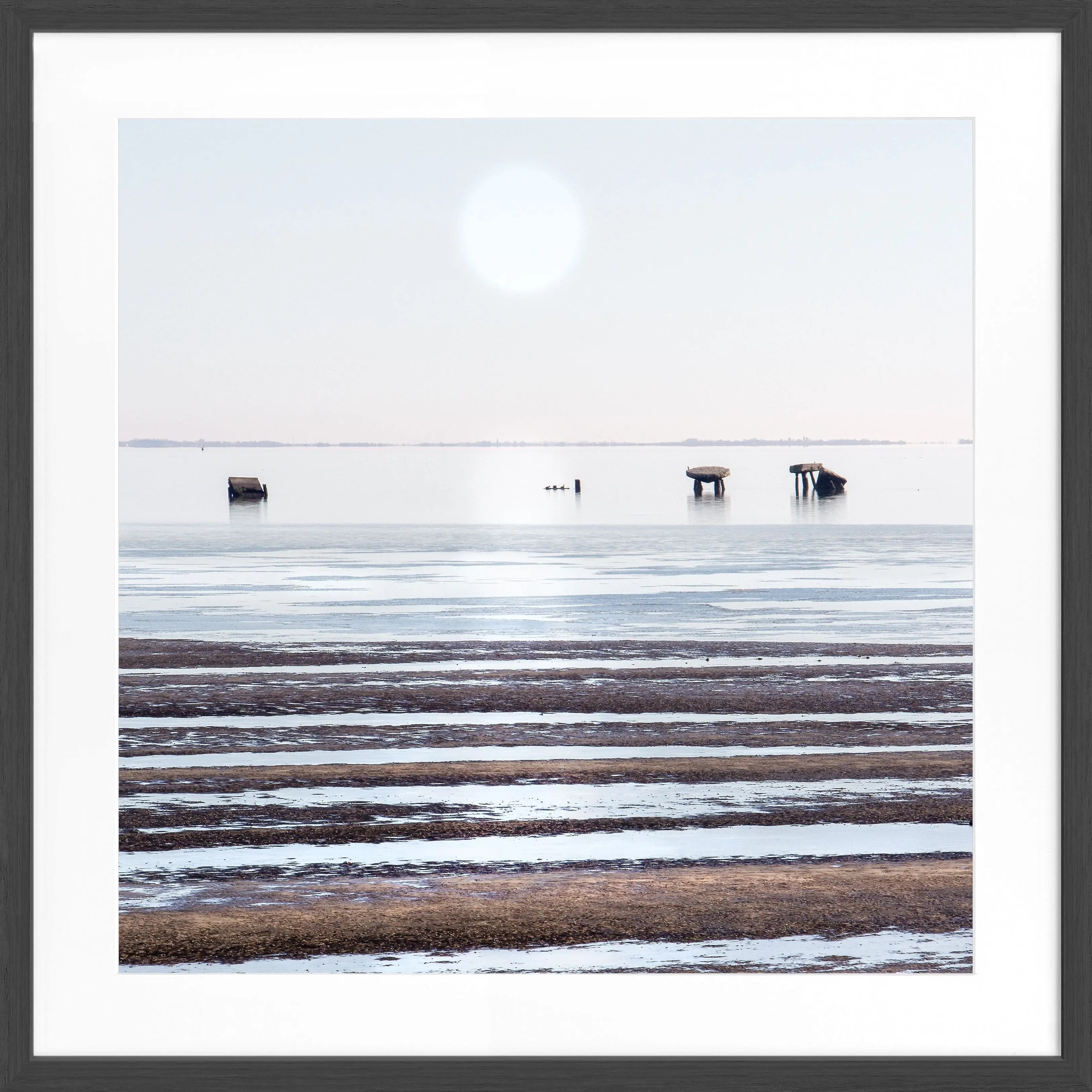 Schwarz-weiß Poster mit Rahmen von Cosman-Photocollection, Wattenmeer und Sylt, quadratisch, 55x55 cm, maritimer Strandmotiv