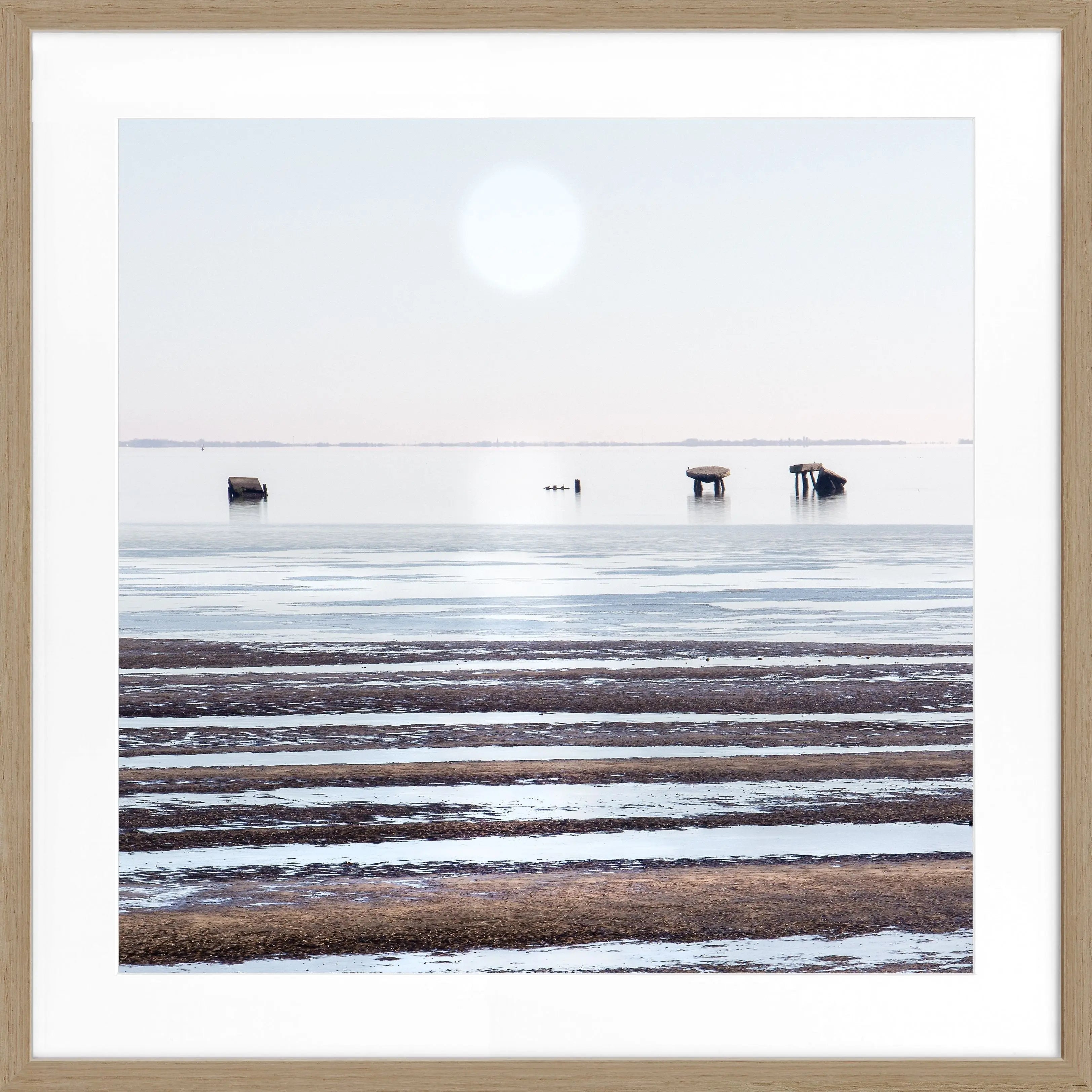 Schwarz-weiß Poster mit Rahmen von Cosman-Photocollection, Wattenmeer-Szene auf Sylt, quadratisch, 55x55cm.