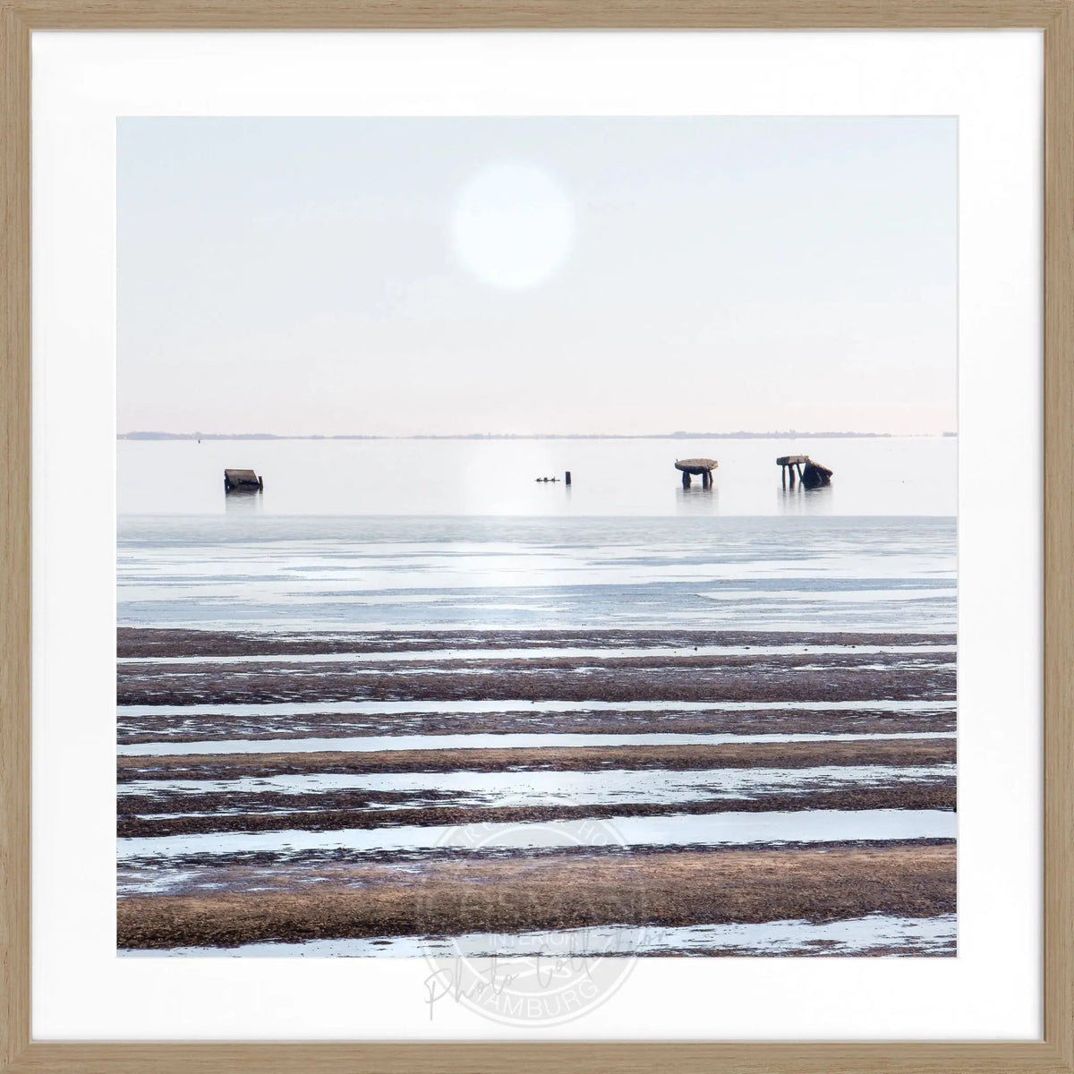 Schwarz-weiß Poster mit Rahmen von Cosman-Photocollection, Wattenmeer-Szene auf Sylt, quadratisch, 55x55cm.