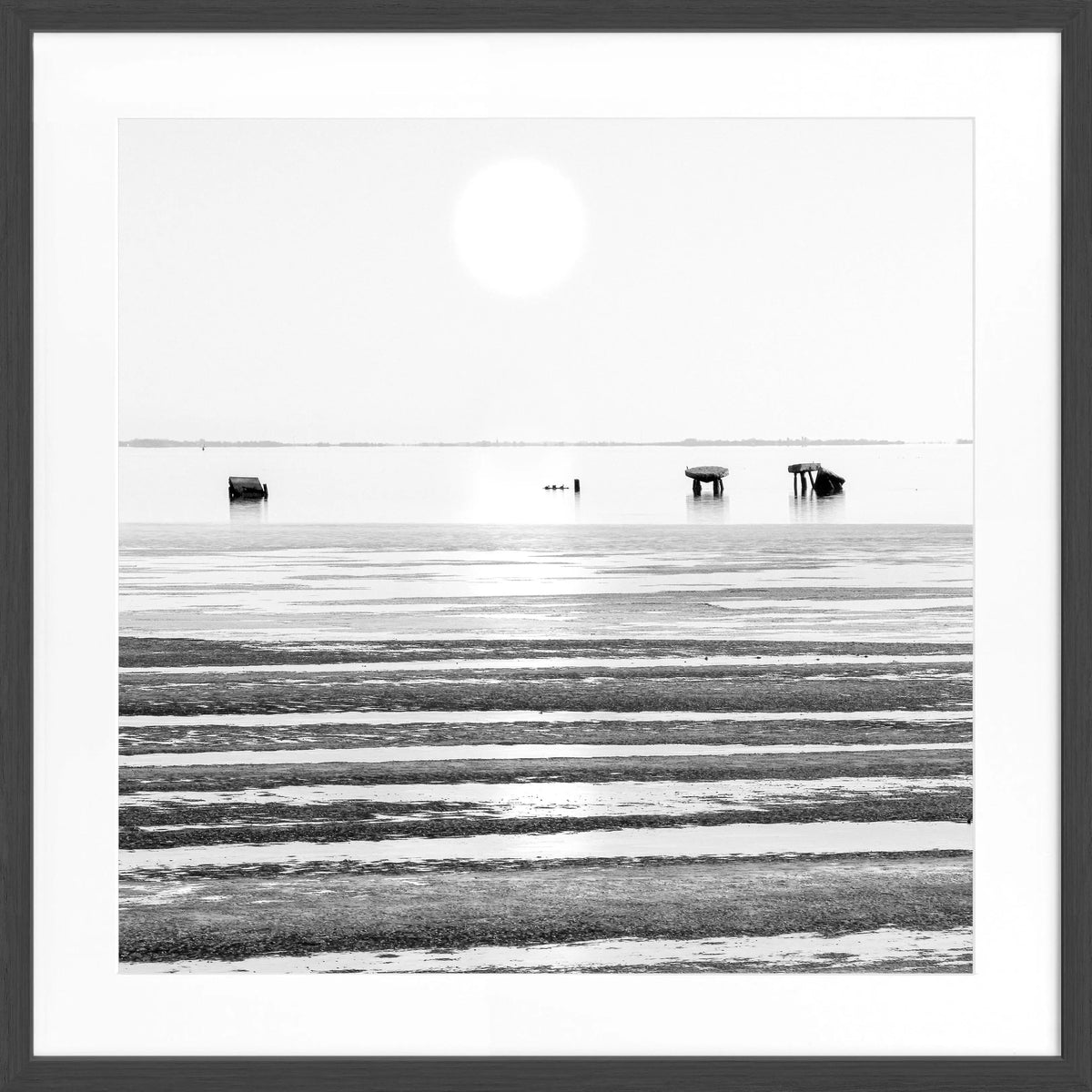 Schwarz-weiß Poster mit Rahmen von Cosman-Photocollection, Wattenmeer-Szene auf Sylt, quadratisch, 55x55 cm