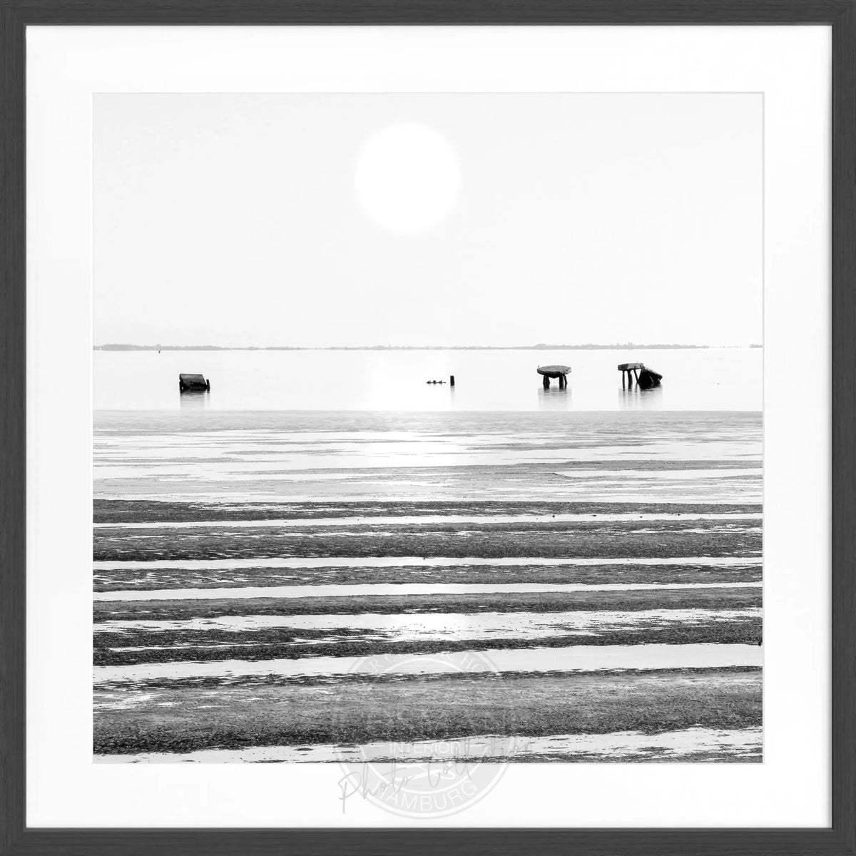 Schwarz-weiß Poster mit Rahmen von Cosman-Photocollection, Wattenmeer-Szene auf Sylt, quadratisch, 55x55 cm
