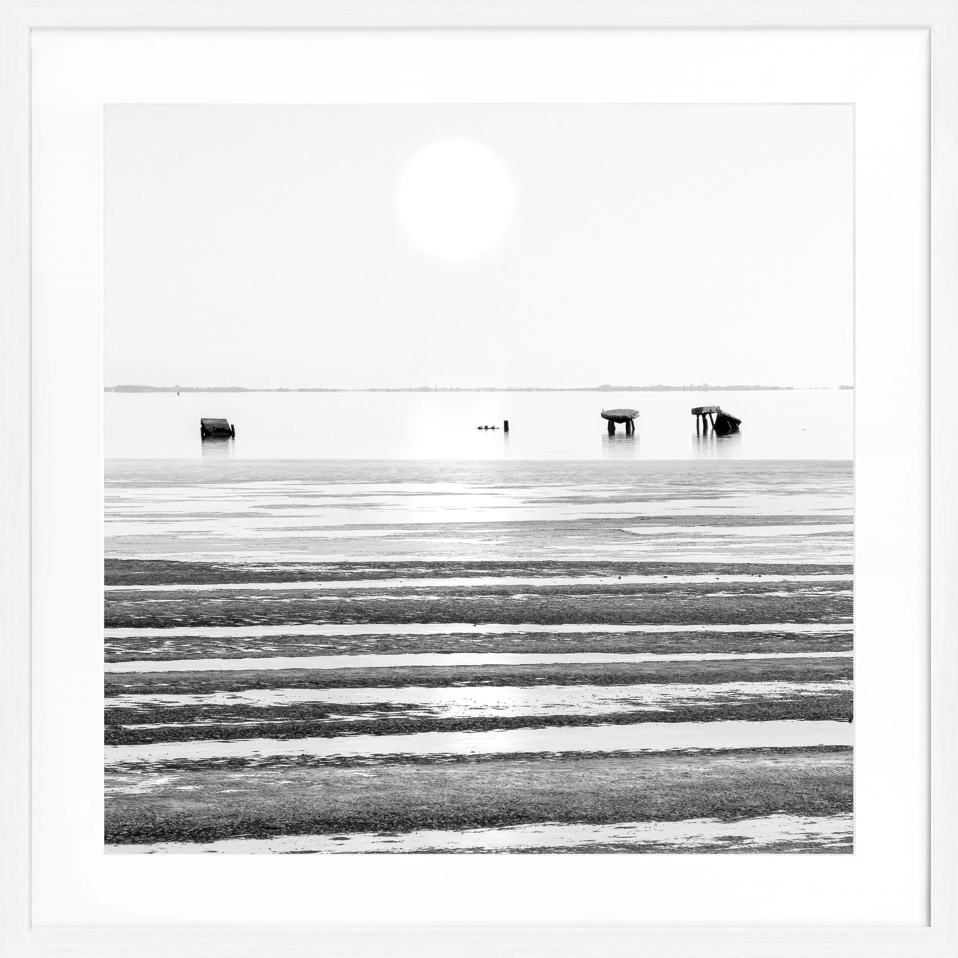 Schwarz-weiß Poster mit Rahmen ’Wattenmeer’ Sylt, 55x55cm, von Cosman-Photocollection, zeigt Nordsee-Landschaft