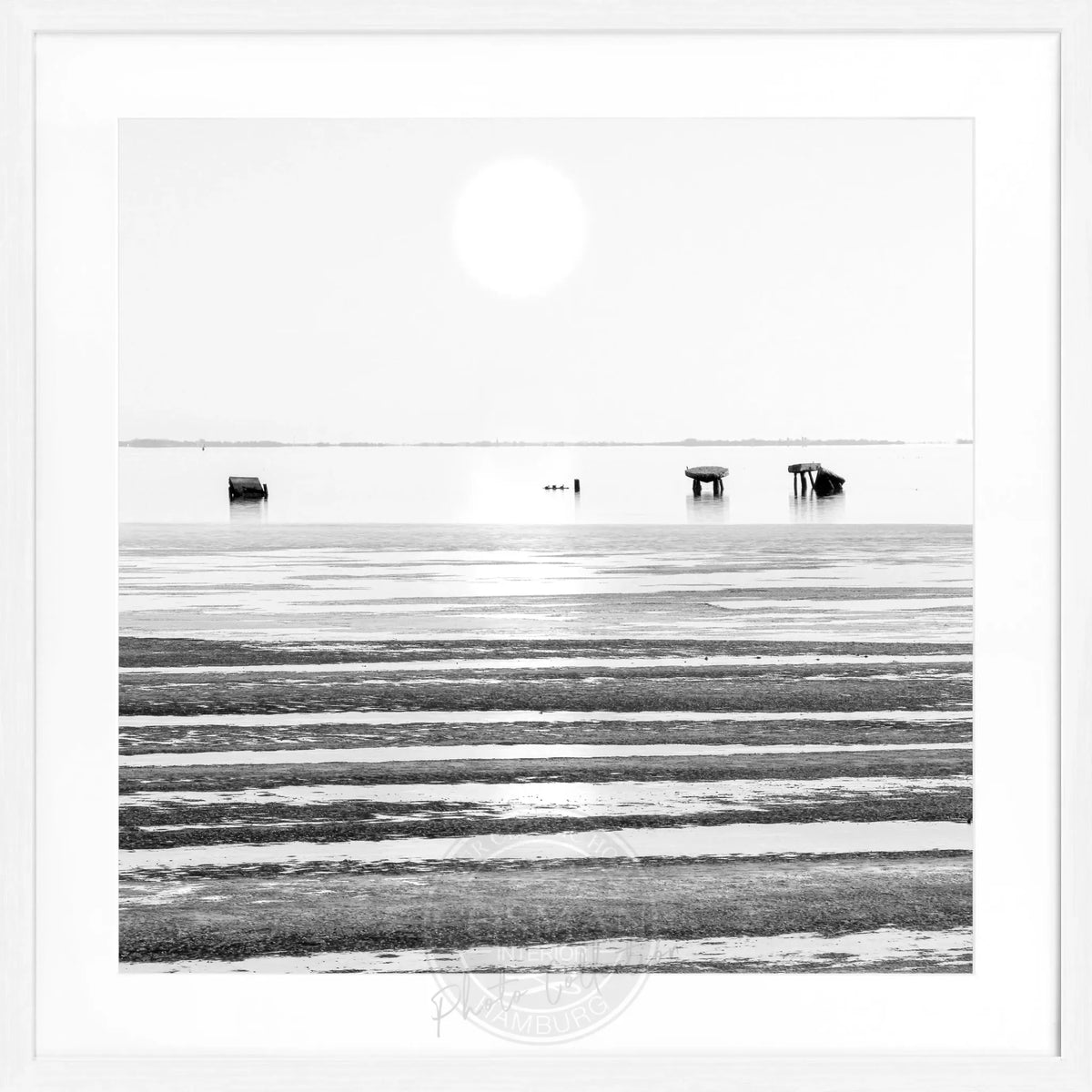 Schwarz-weiß Poster mit Rahmen ’Wattenmeer’ Sylt, 55x55cm, von Cosman-Photocollection, zeigt Nordsee-Landschaft