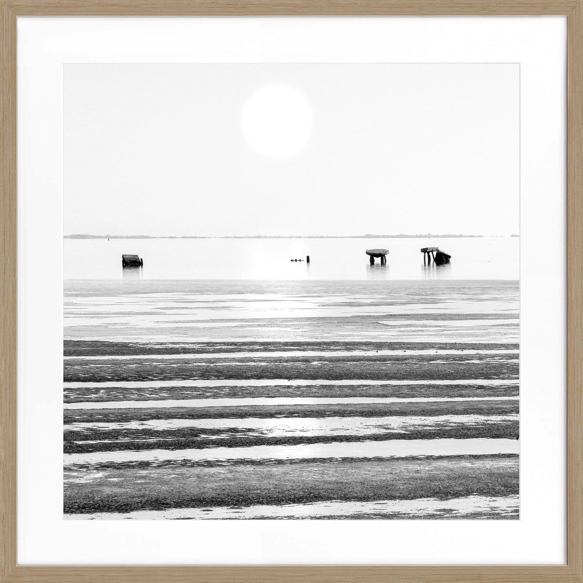 Schwarz-weiß Poster mit Rahmen von Cosman-Photocollection, Wattenmeer-Szene auf Sylt, quadratisch 55x55cm, kunstvolles Meeresmotiv