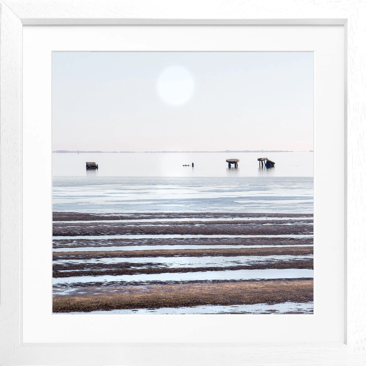 Schwarz-weiß Poster mit Rahmen ’Wattenmeer’ Sylt, 55x55cm, von Cosman-Photocollection, quadratisches Kunstwerk mit Meeresmotiv