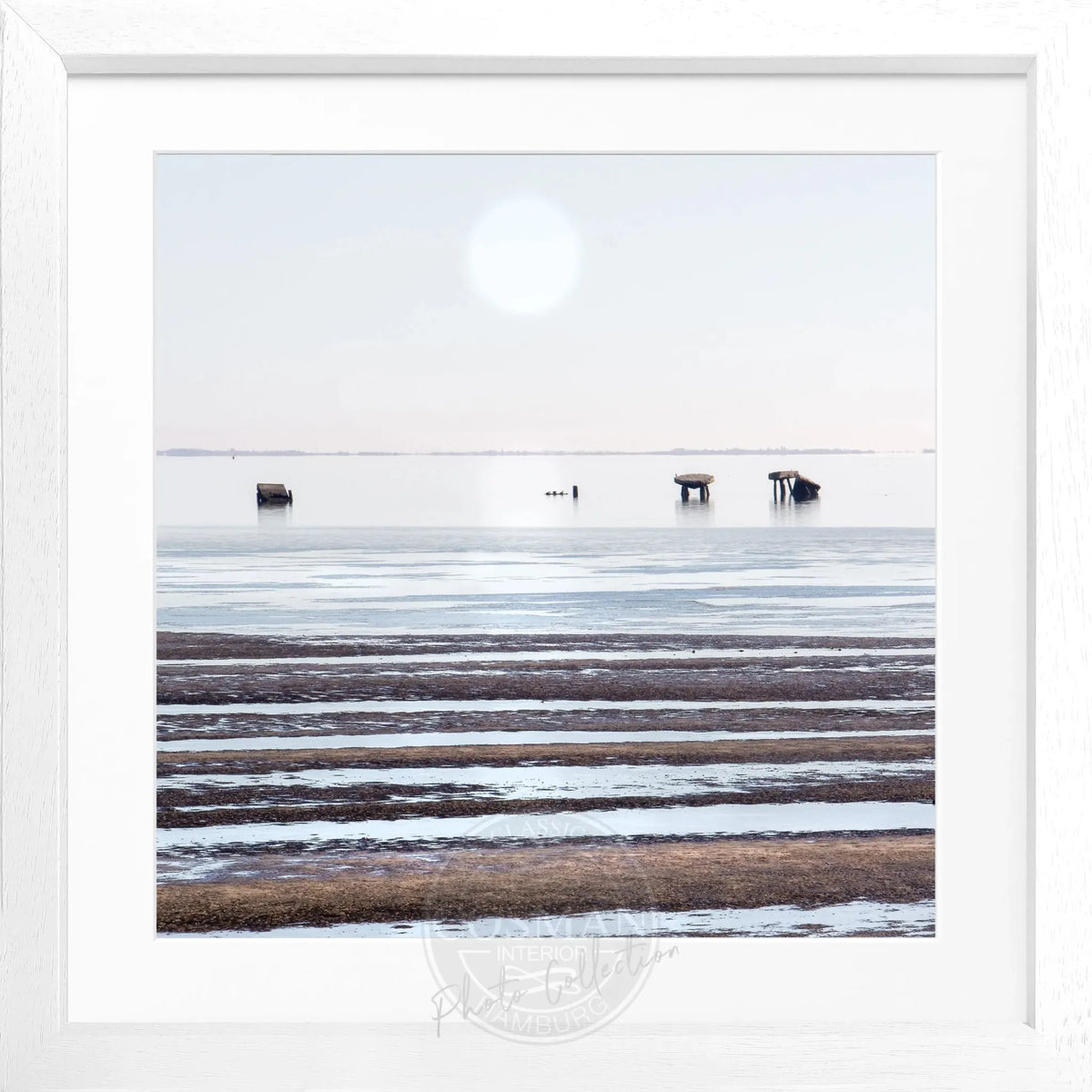 Schwarz-weiß Poster mit Rahmen ’Wattenmeer’ Sylt, 55x55cm, von Cosman-Photocollection, quadratisches Kunstwerk mit Meeresmotiv