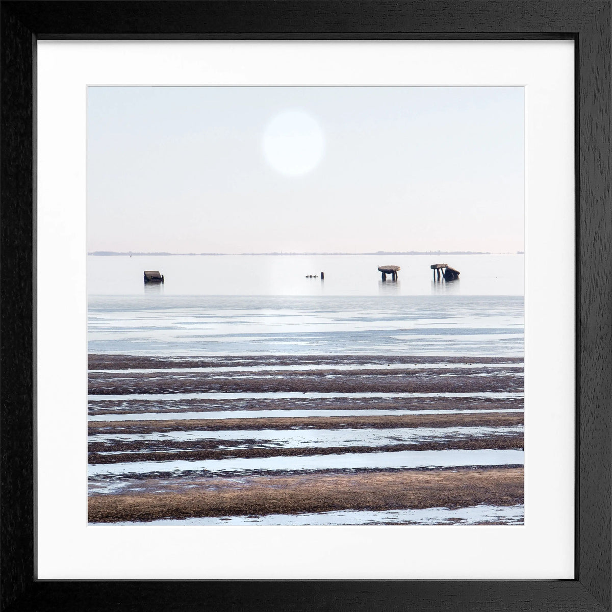 Schwarz-weiß Poster mit Rahmen, das das Wattenmeer und Sylt zeigt, von Cosman-Photocollection, 55x55 cm quadratisch.