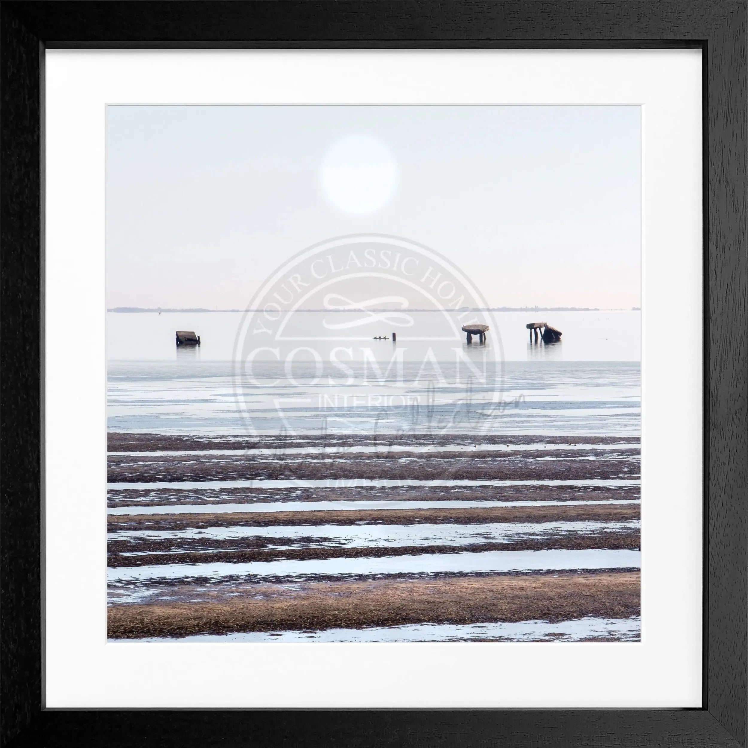 Schwarz-weiß Poster mit Rahmen, das das Wattenmeer und Sylt zeigt, von Cosman-Photocollection, 55x55 cm quadratisch.