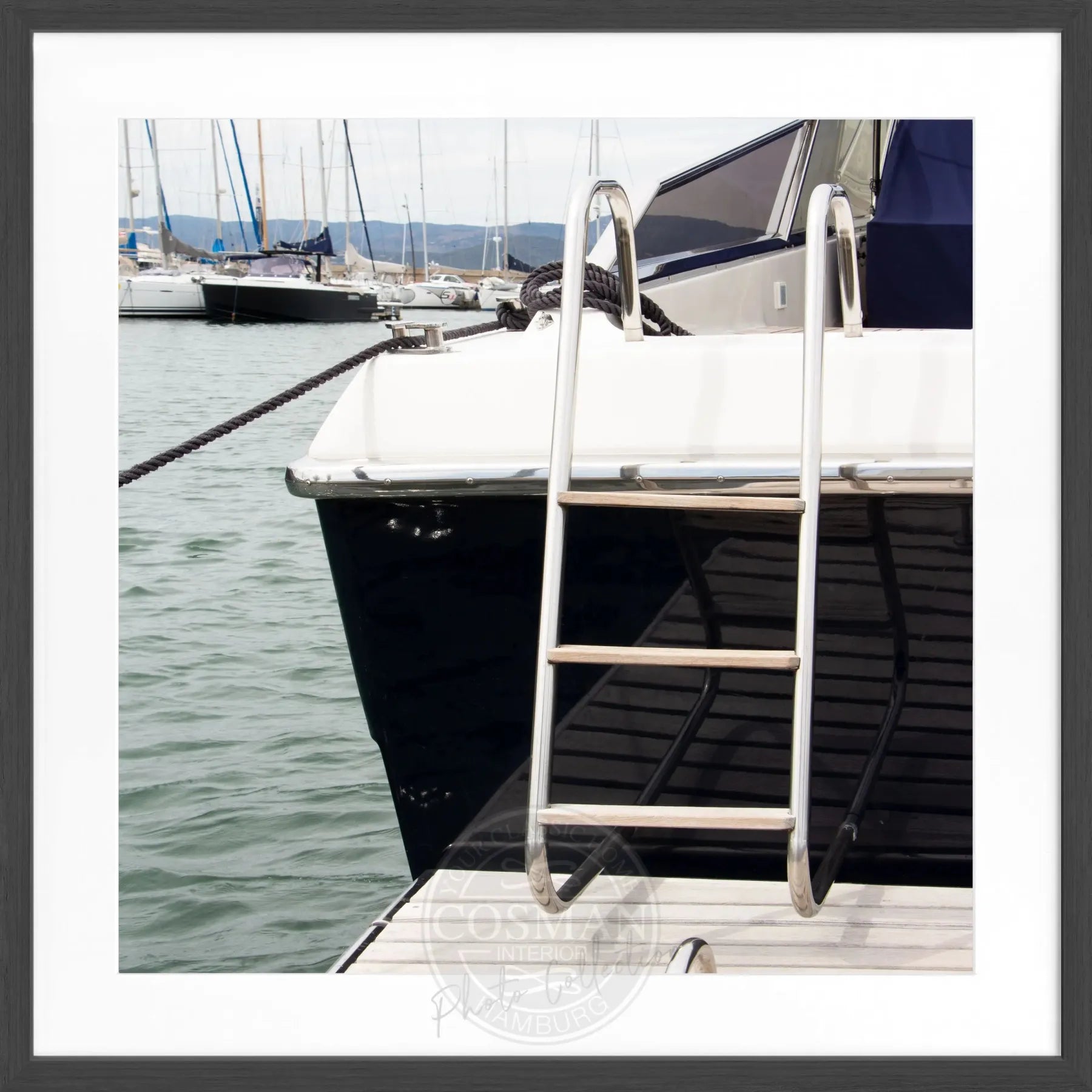 Schwarz-weiß Poster mit Rahmen ’Yacht’ Saint Tropez, quadratisch 55x55cm, von Cosman-Photocollection, maritime Motive