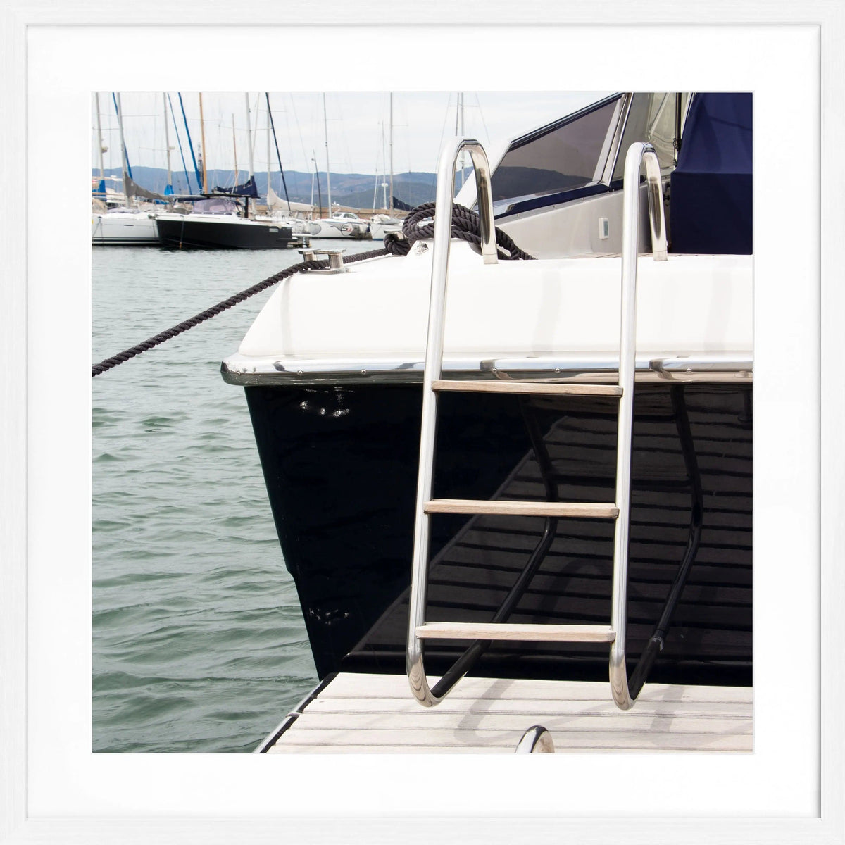 Schwarz-weiß Poster mit Rahmen ’Yacht’ Saint Tropez, quadratisch 55x55cm, von Cosman-Photocollection, maritime Motiv.