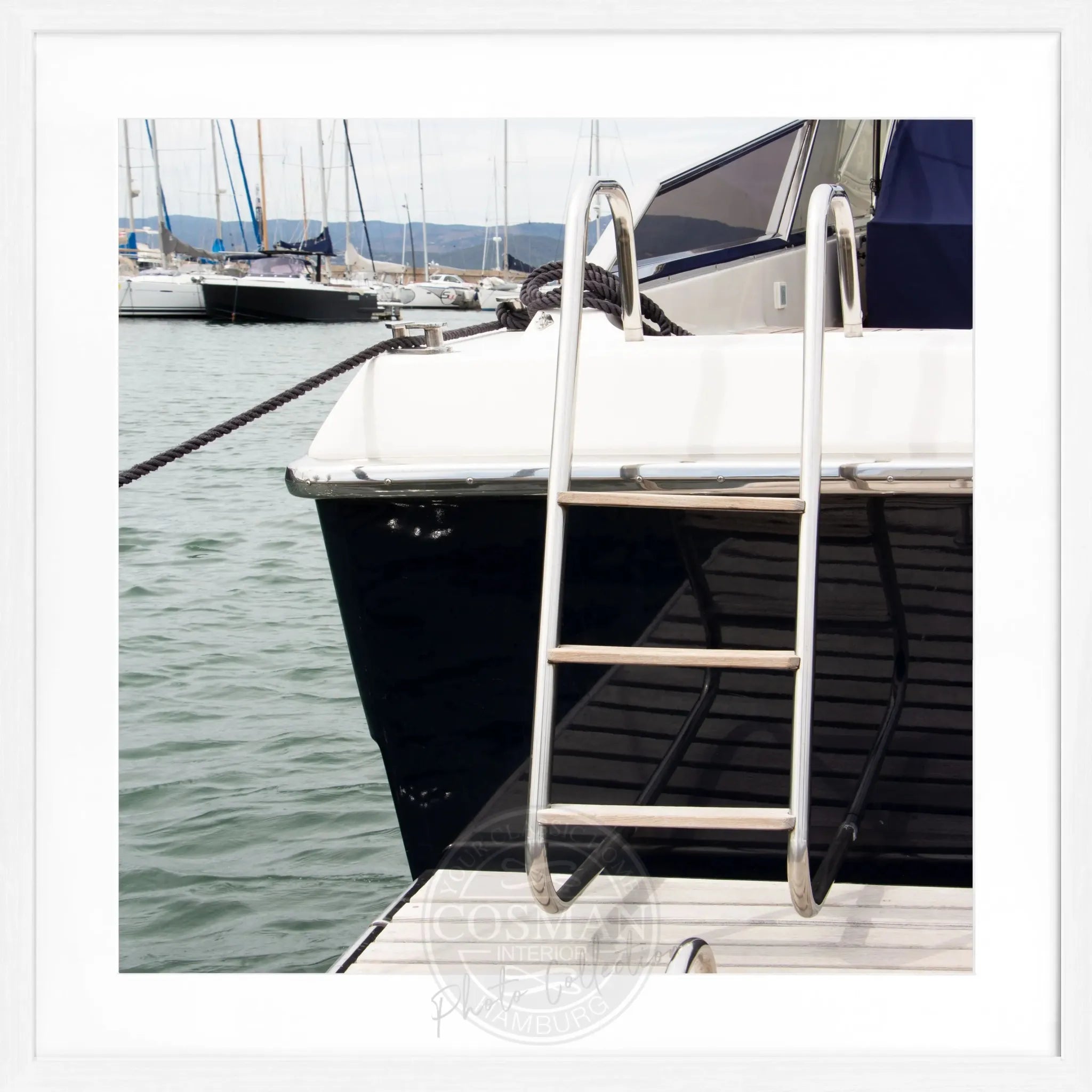 Schwarz-weiß Poster mit Rahmen ’Yacht’ Saint Tropez, quadratisch 55x55cm, von Cosman-Photocollection, maritime Motiv.