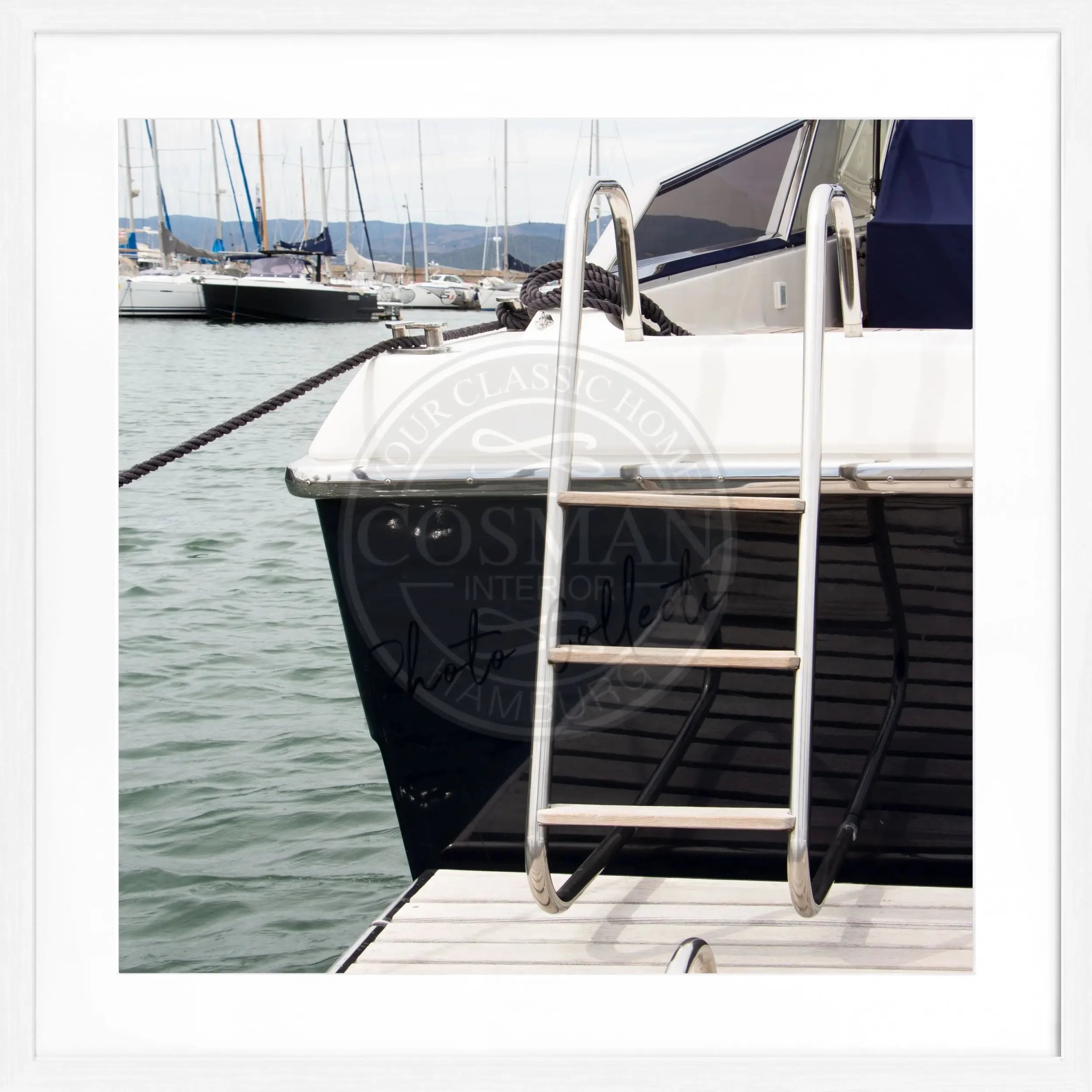 Schwarz-weiß Poster mit Rahmen ’Yacht’ Saint Tropez, quadratisch 55x55cm, von Cosman-Photocollection, maritime Motiv.