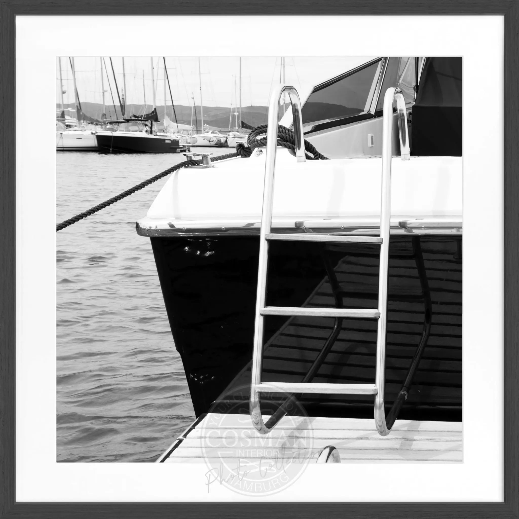 Schwarz-weiß Poster mit Rahmen 'Yacht' Saint Tropez von Cosman-Photocollection, quadratisches 55x55cm Wandbild