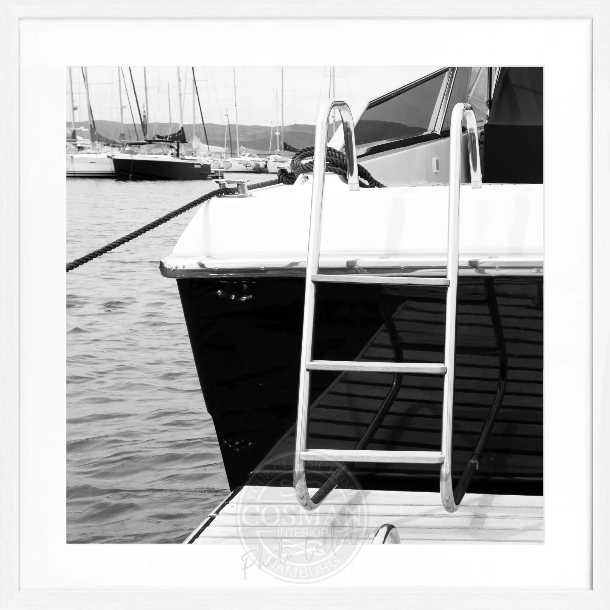 Schwarz-weiß Poster mit Rahmen, Yacht-Motiv in Saint Tropez, von Cosman-Photocollection, quadratisch 55x55cm.