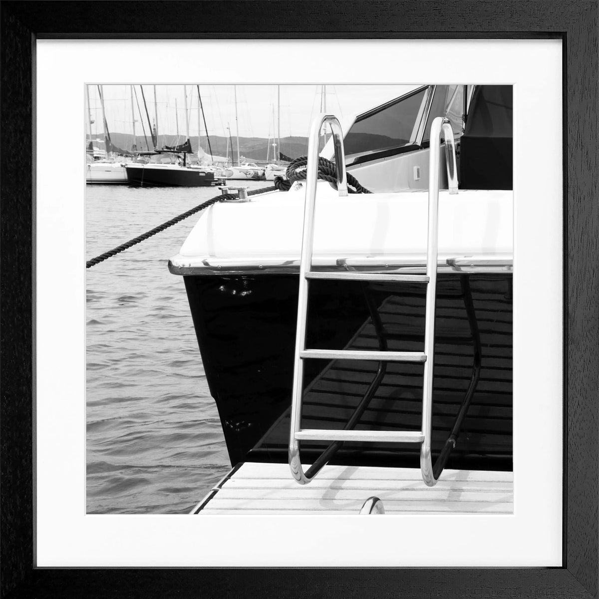 Schwarz-weiß Poster mit Rahmen ’Yacht’ Saint Tropez, quadratisches Format 55x55cm, von Cosman-Photocollection.