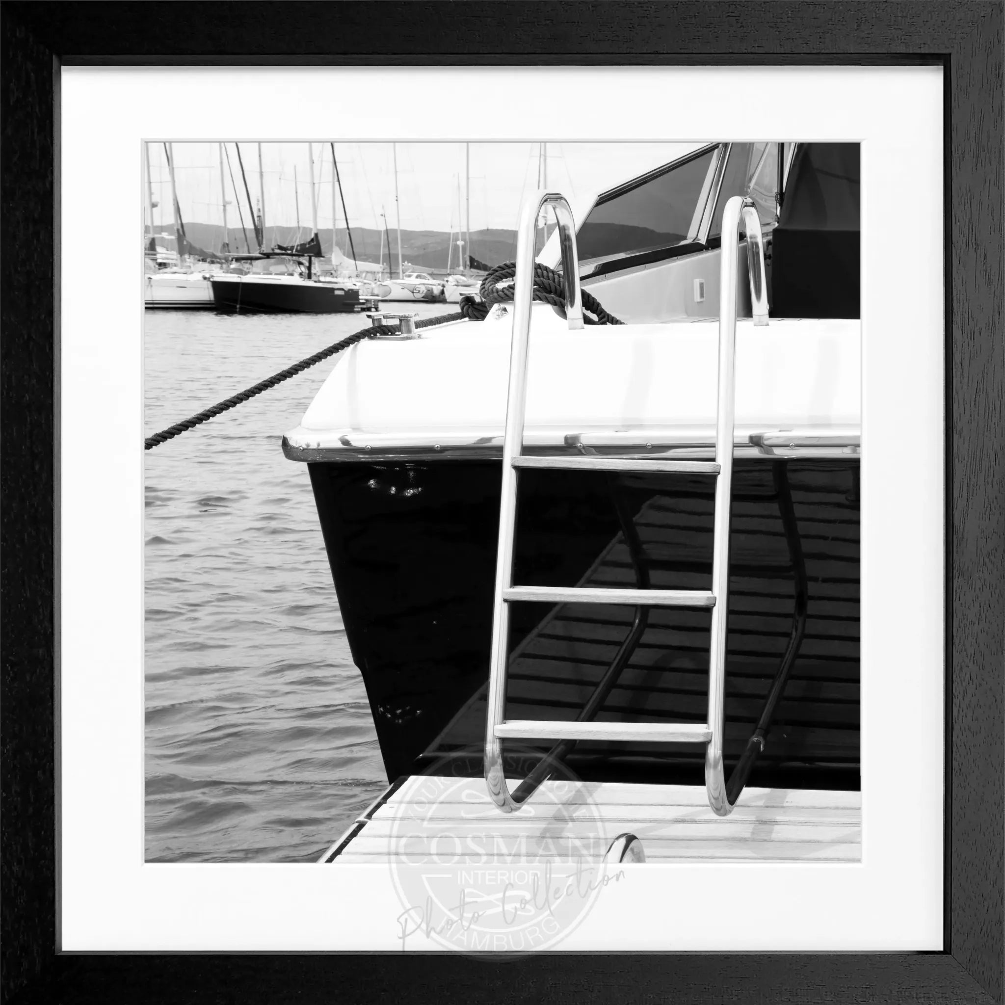 Schwarz-weiß Poster mit Rahmen ’Yacht’ Saint Tropez, quadratisches Format 55x55cm, von Cosman-Photocollection.