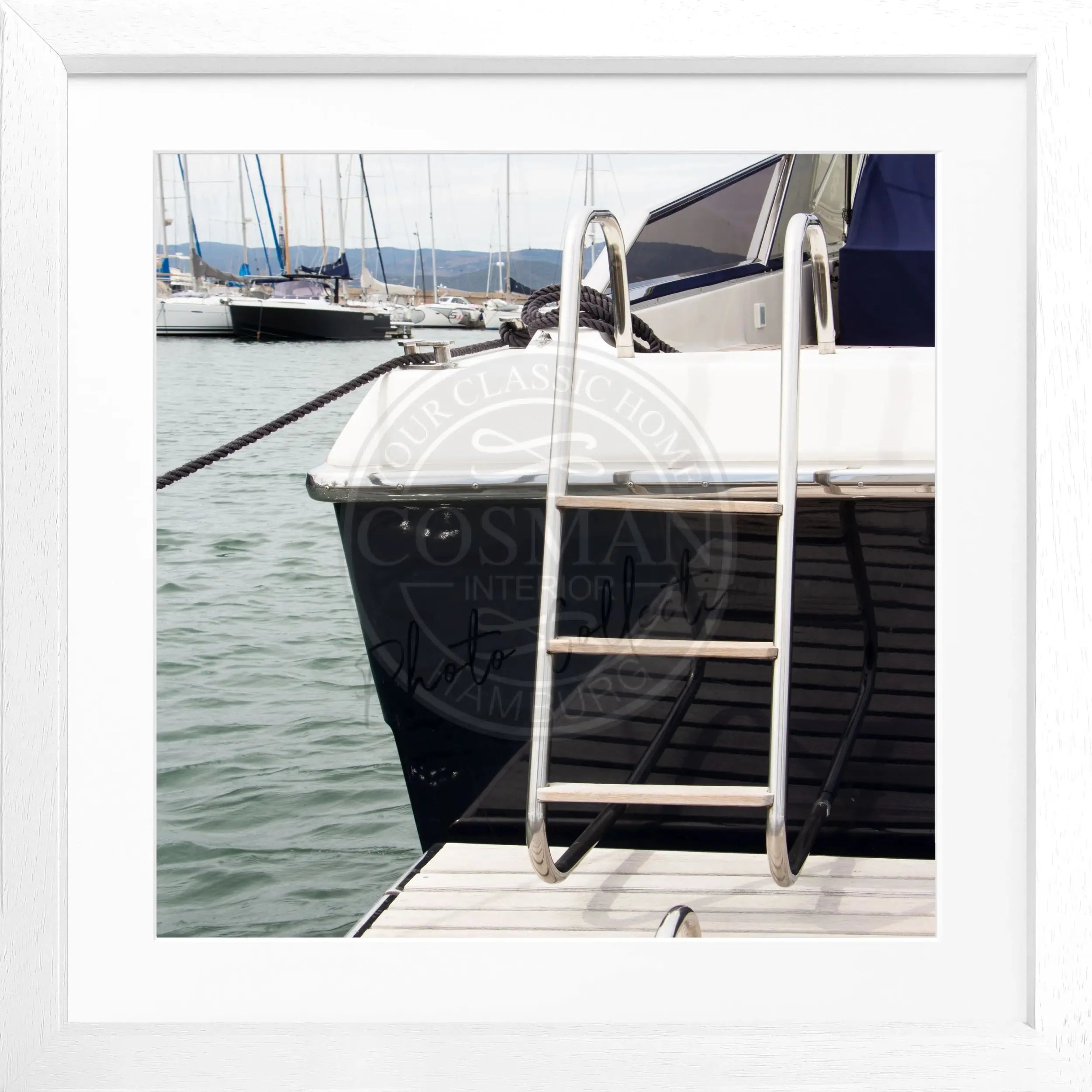 Schwarz-weiß Poster mit Rahmen ’Yacht’ Saint Tropez, quadratisch 55x55cm, von Cosman-Photocollection, maritime Motiv