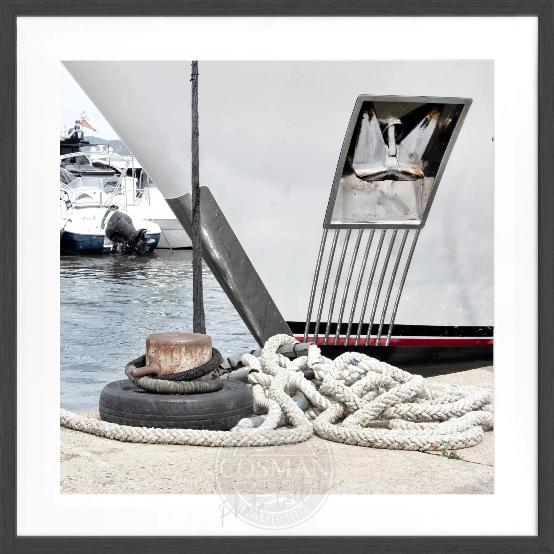 Schwarz-weiß Poster mit Rahmen von Cosman-Photocollection, zeigt eine Yacht in Saint Tropez, quadratisches Format 55x55 cm.