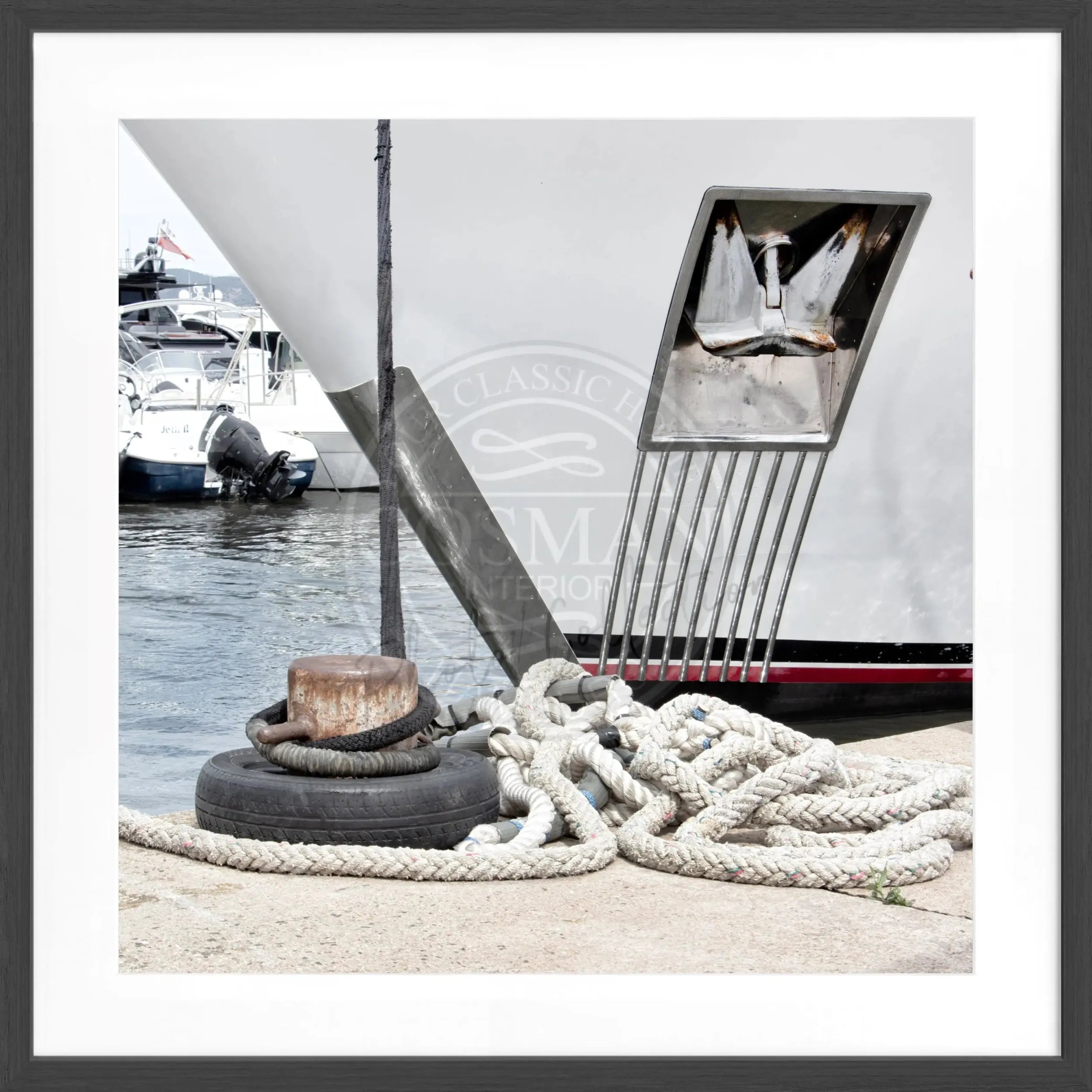 Schwarz-weiß Poster mit Rahmen von Cosman-Photocollection, zeigt eine Yacht in Saint Tropez, quadratisches Format 55x55 cm.